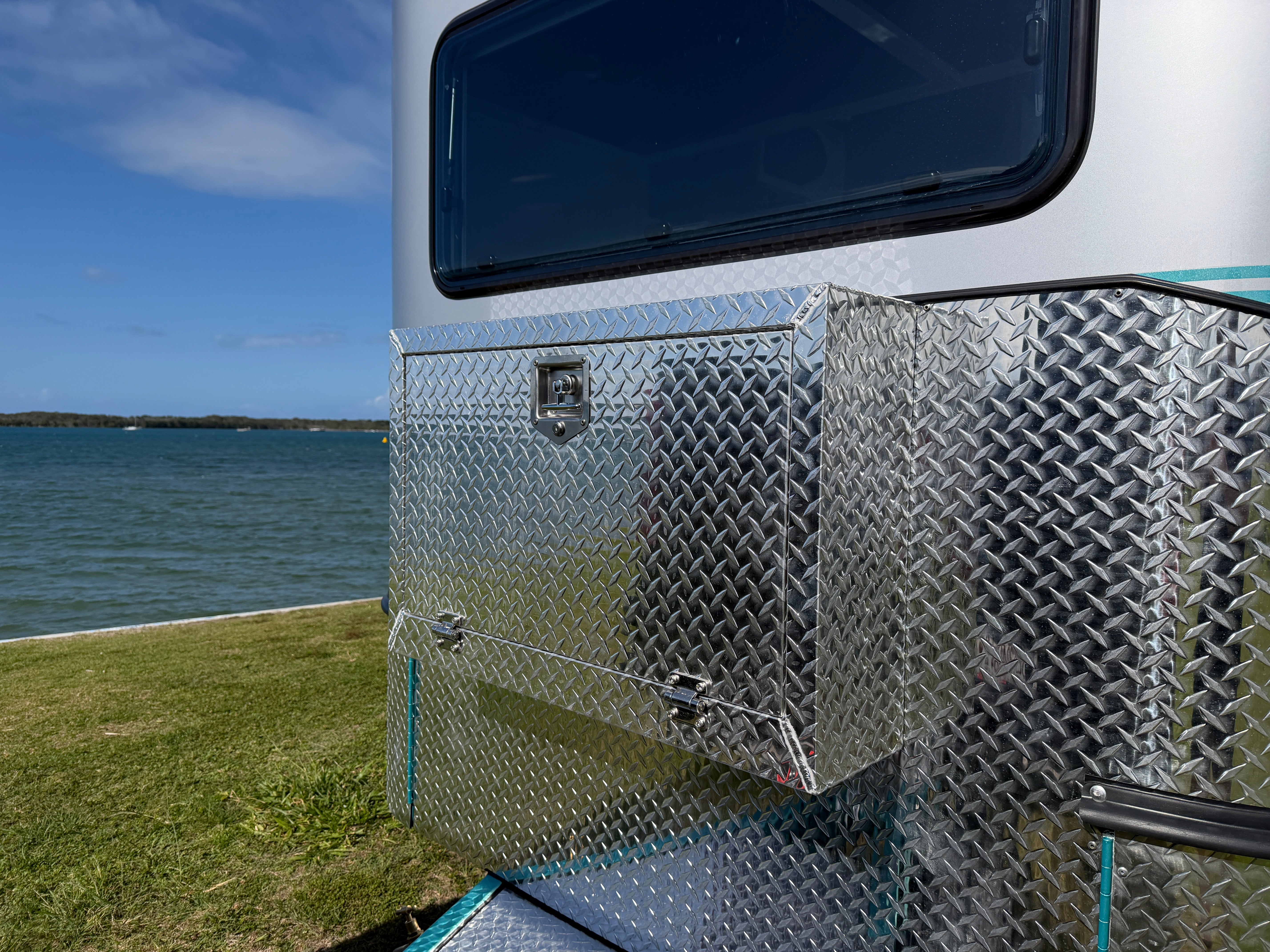 2 Horse Angle Load Camper Float Compact Overnighter SN 2.1