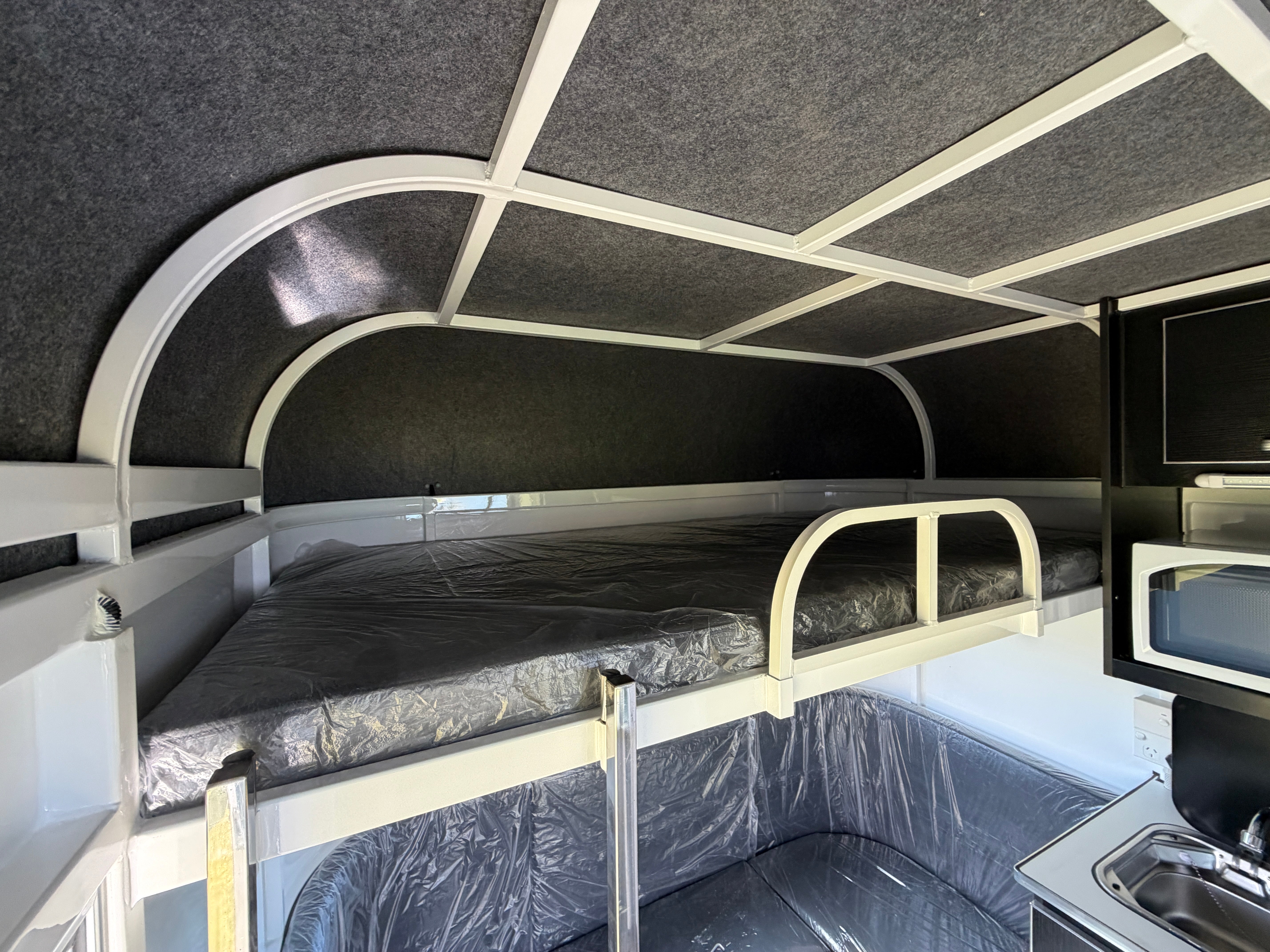 2 Horse Angle Load Camper Float Compact Overnighter SN 2.1