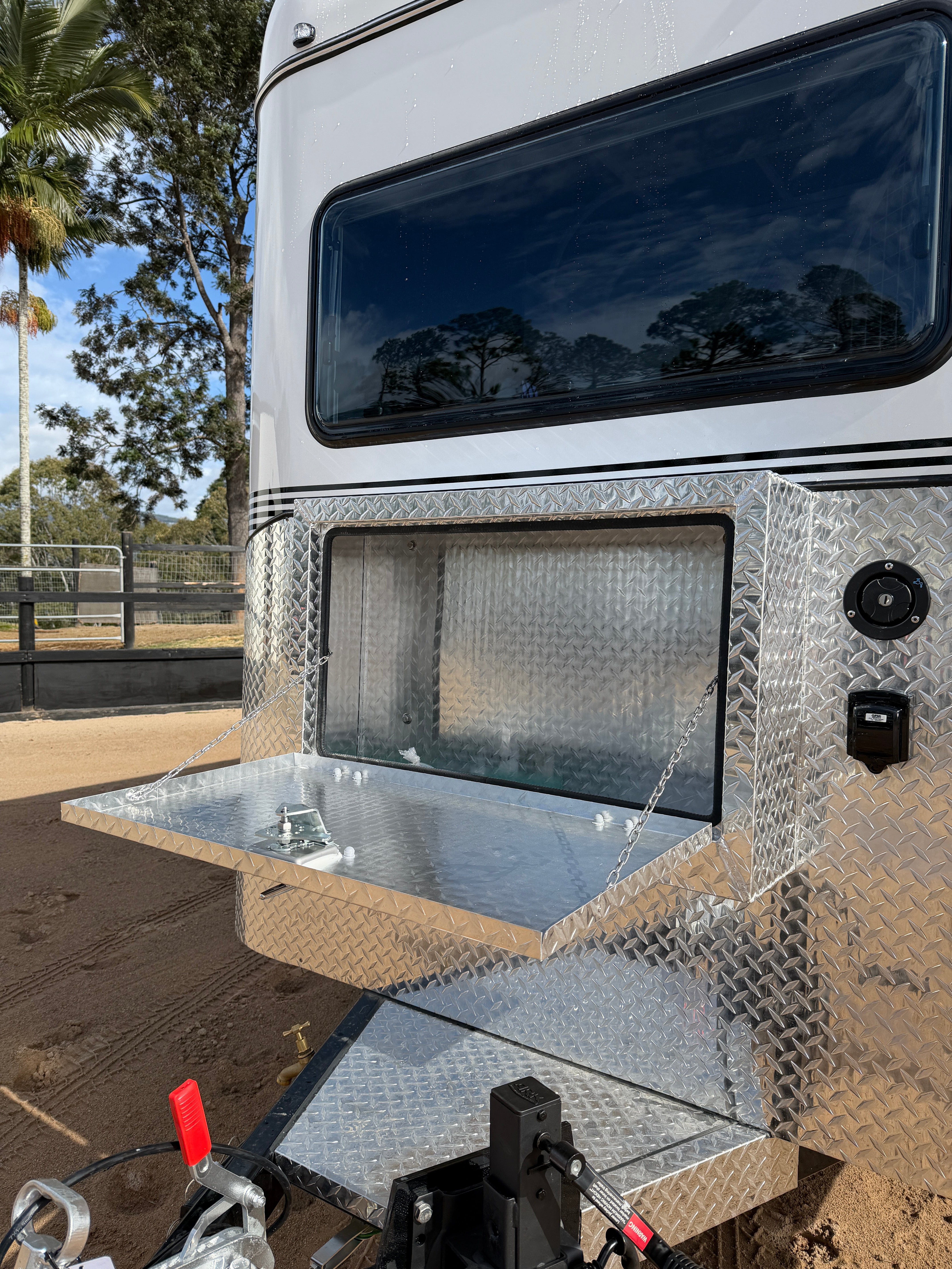 2 Horse Angle Load Camper Float L860 SN Classic