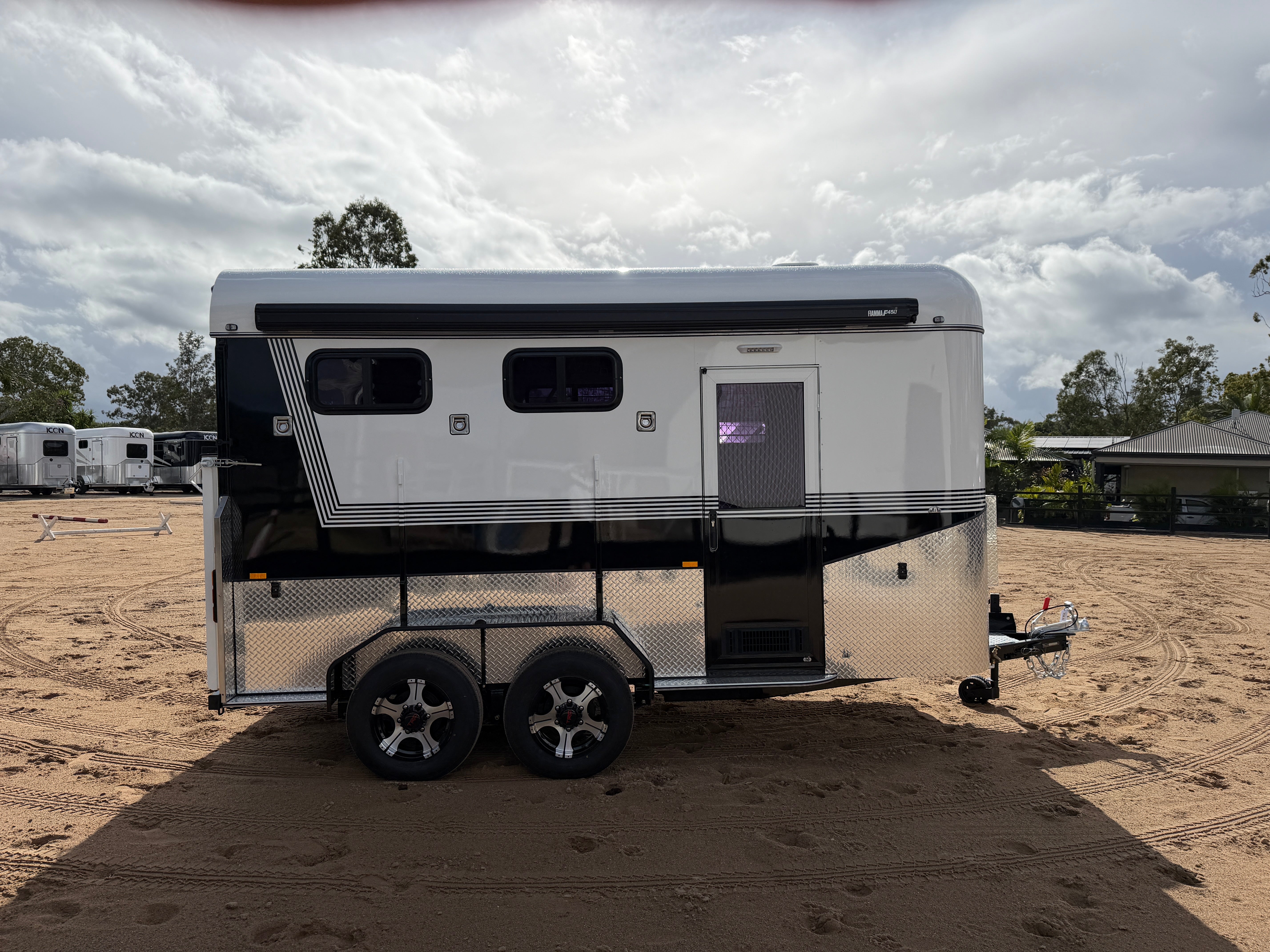 2 Horse Angle Load Camper Float L860 SN Classic