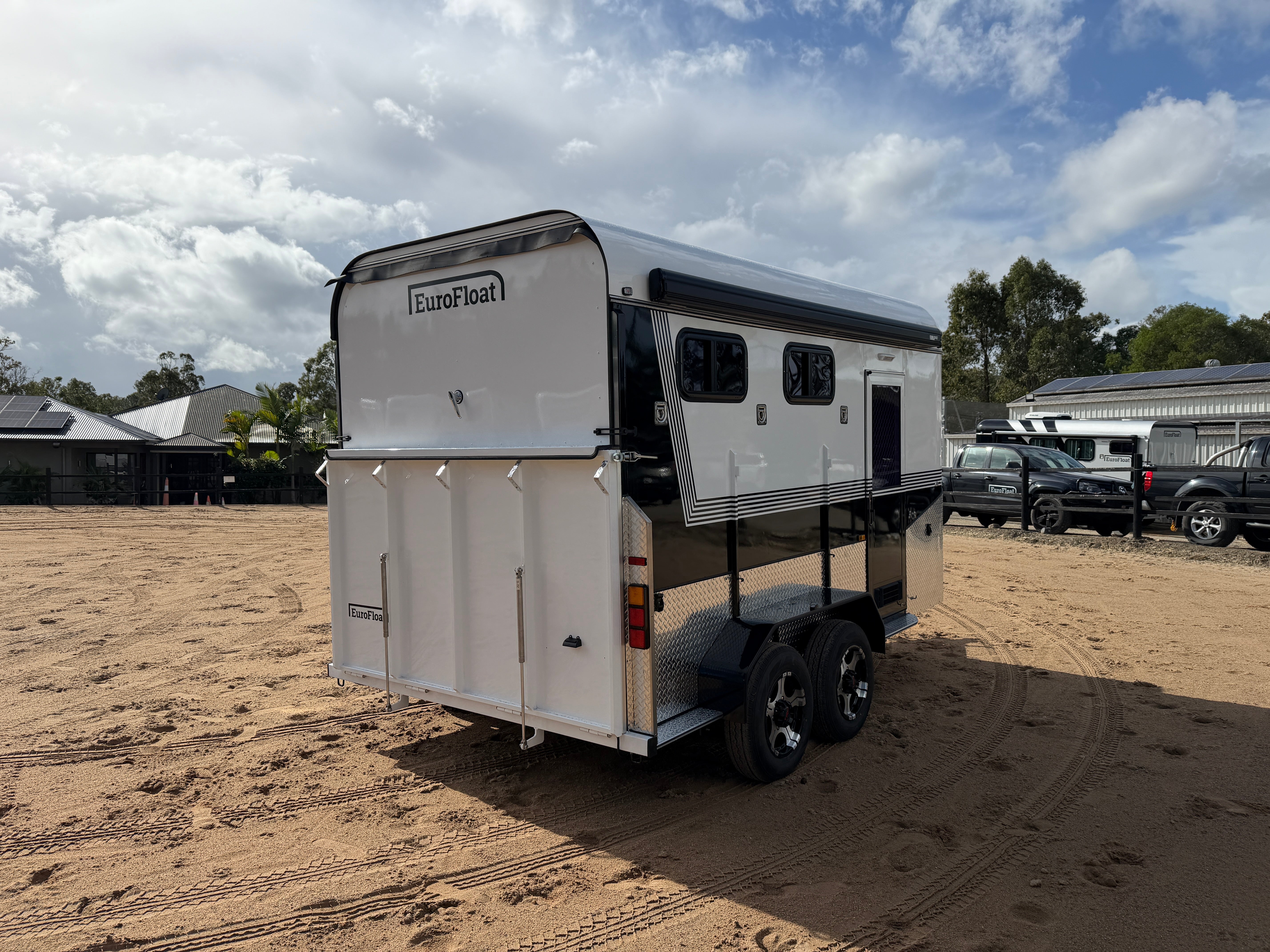 2 Horse Angle Load Camper Float L860 SN Classic