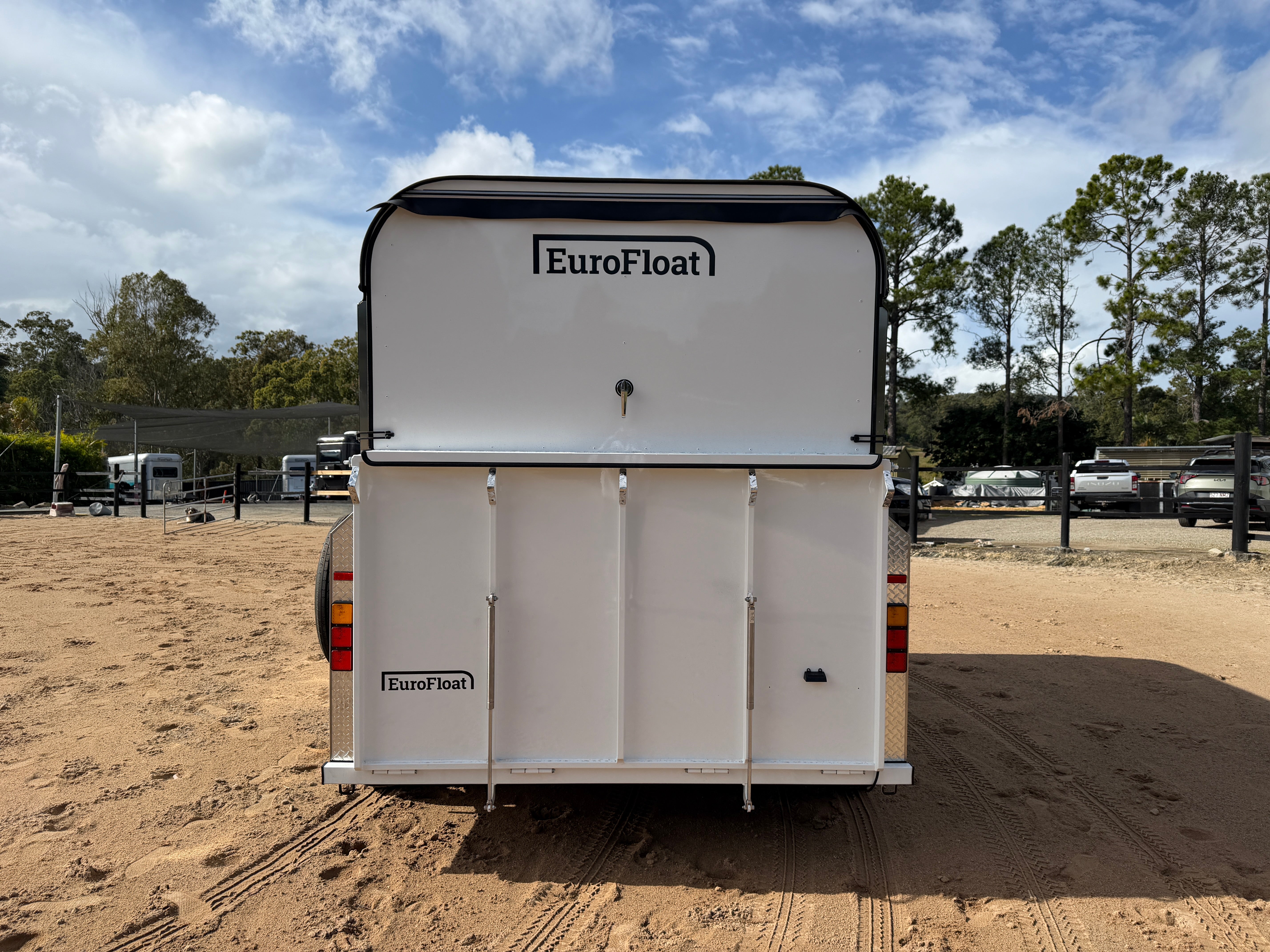 2 Horse Angle Load Camper Float L860 SN Classic