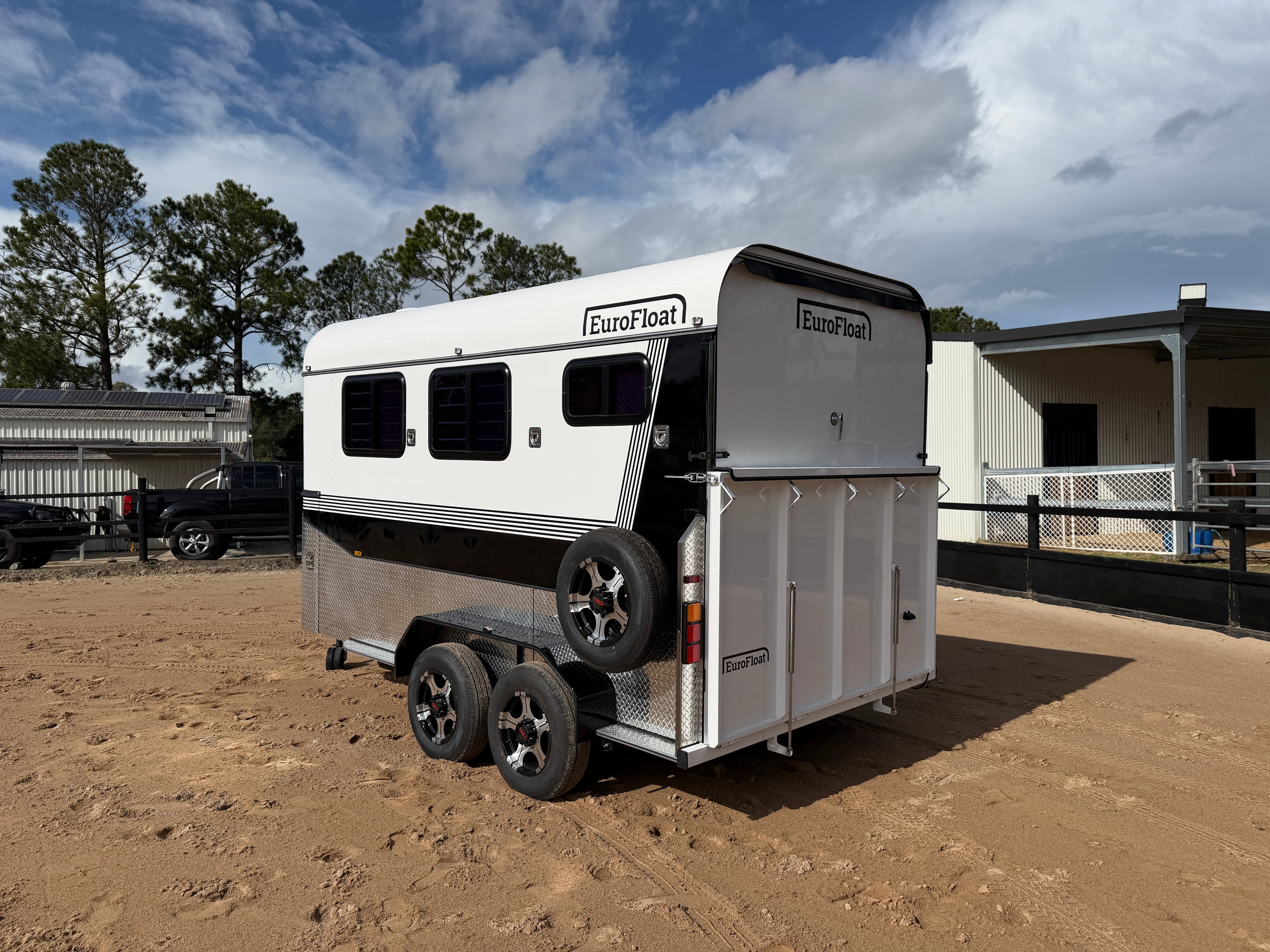 2 Horse Angle Load Camper Float L860 SN Classic