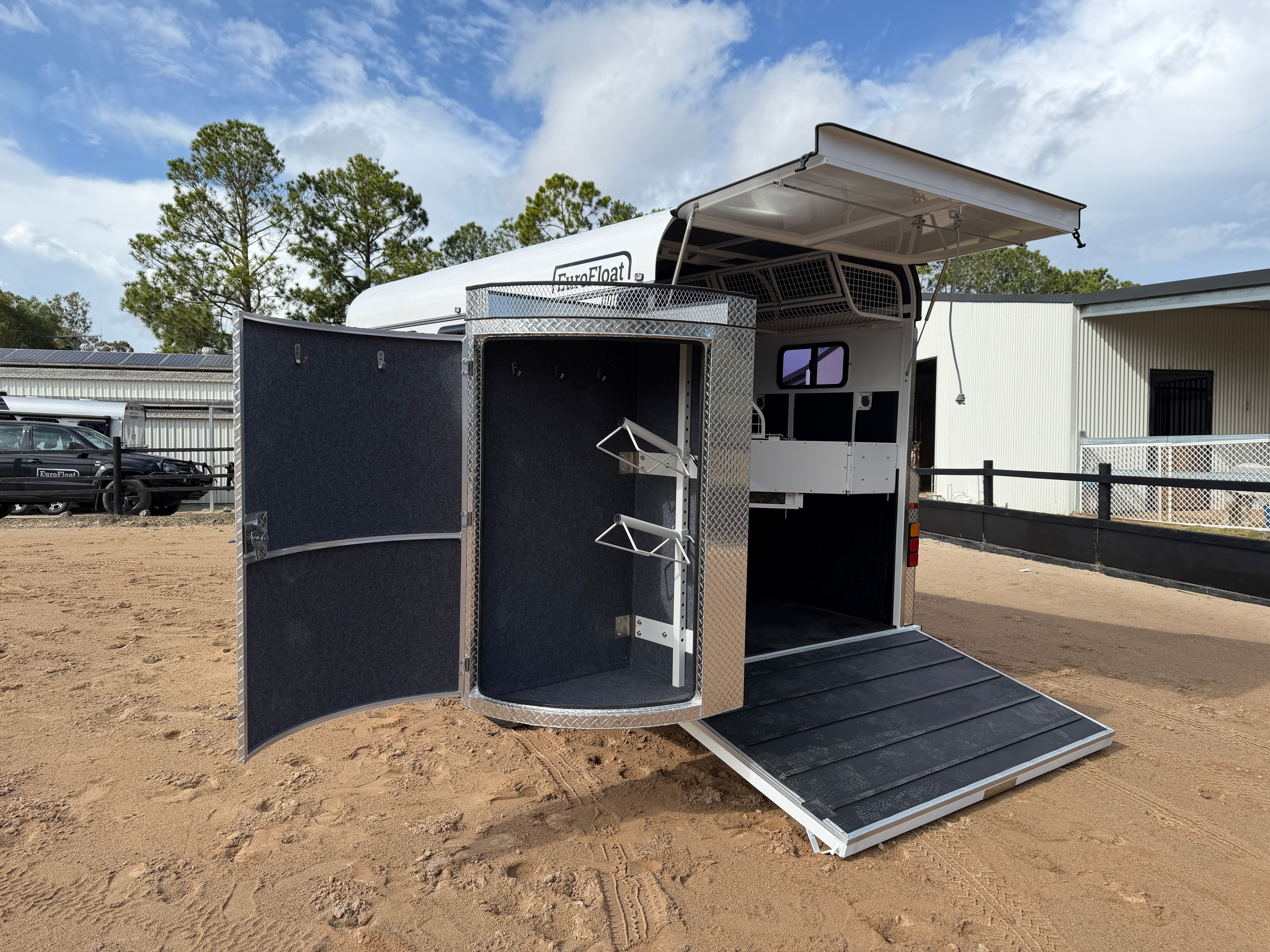 2 Horse Angle Load Camper Float L860 SN Classic