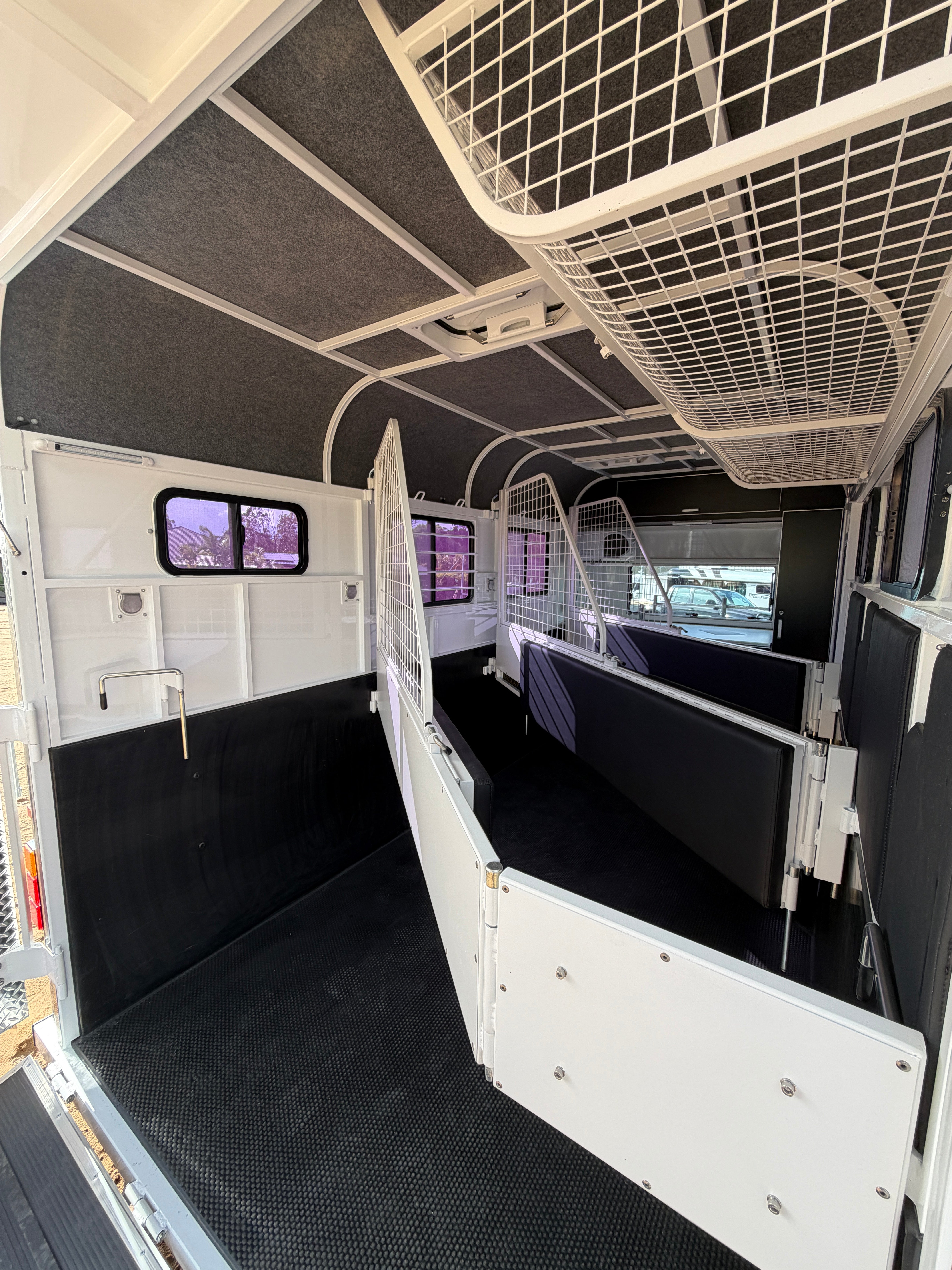 2 Horse Angle Load Camper Float L860 SN Classic
