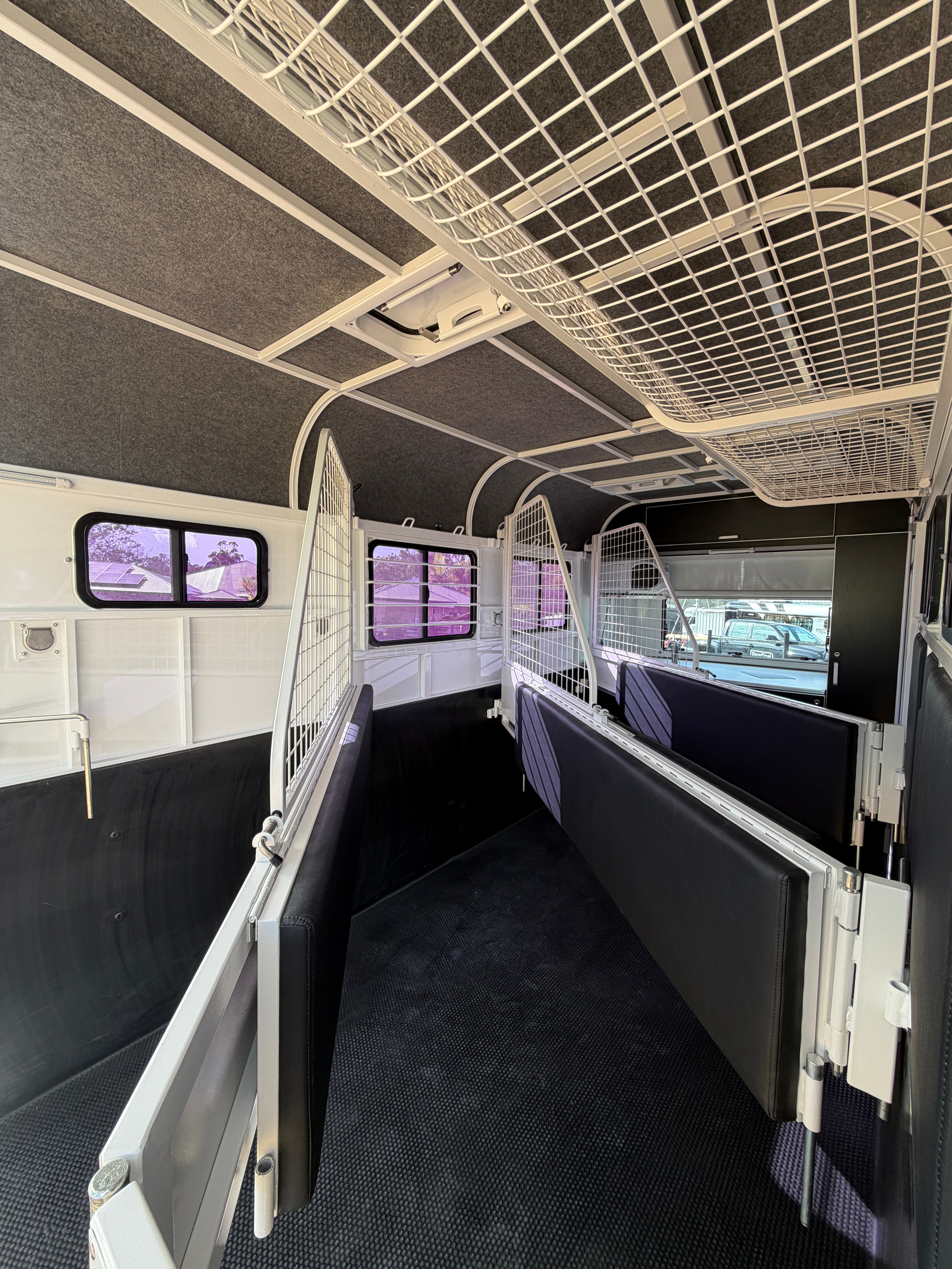 2 Horse Angle Load Camper Float L860 SN Classic