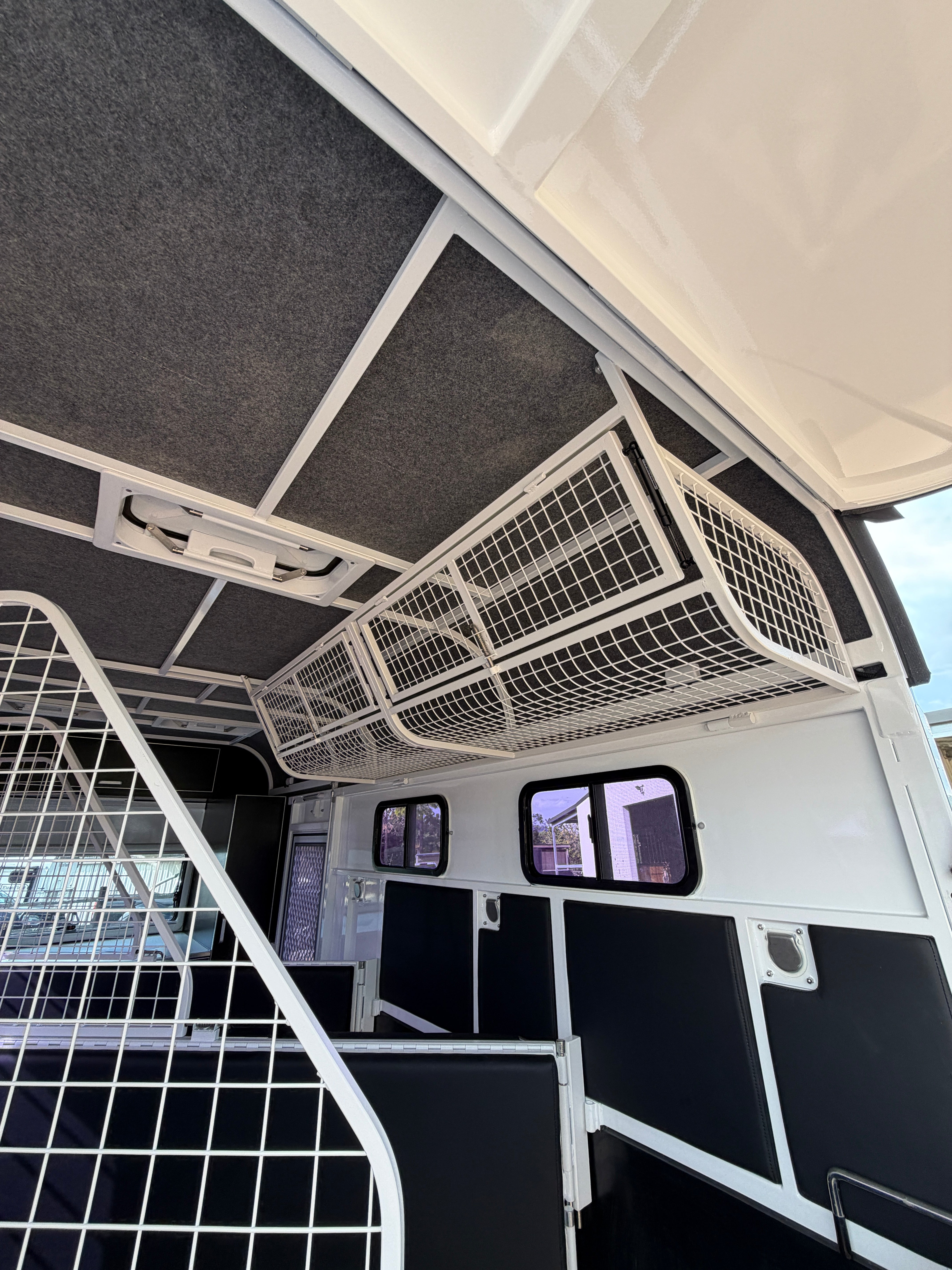 2 Horse Angle Load Camper Float L860 SN Classic