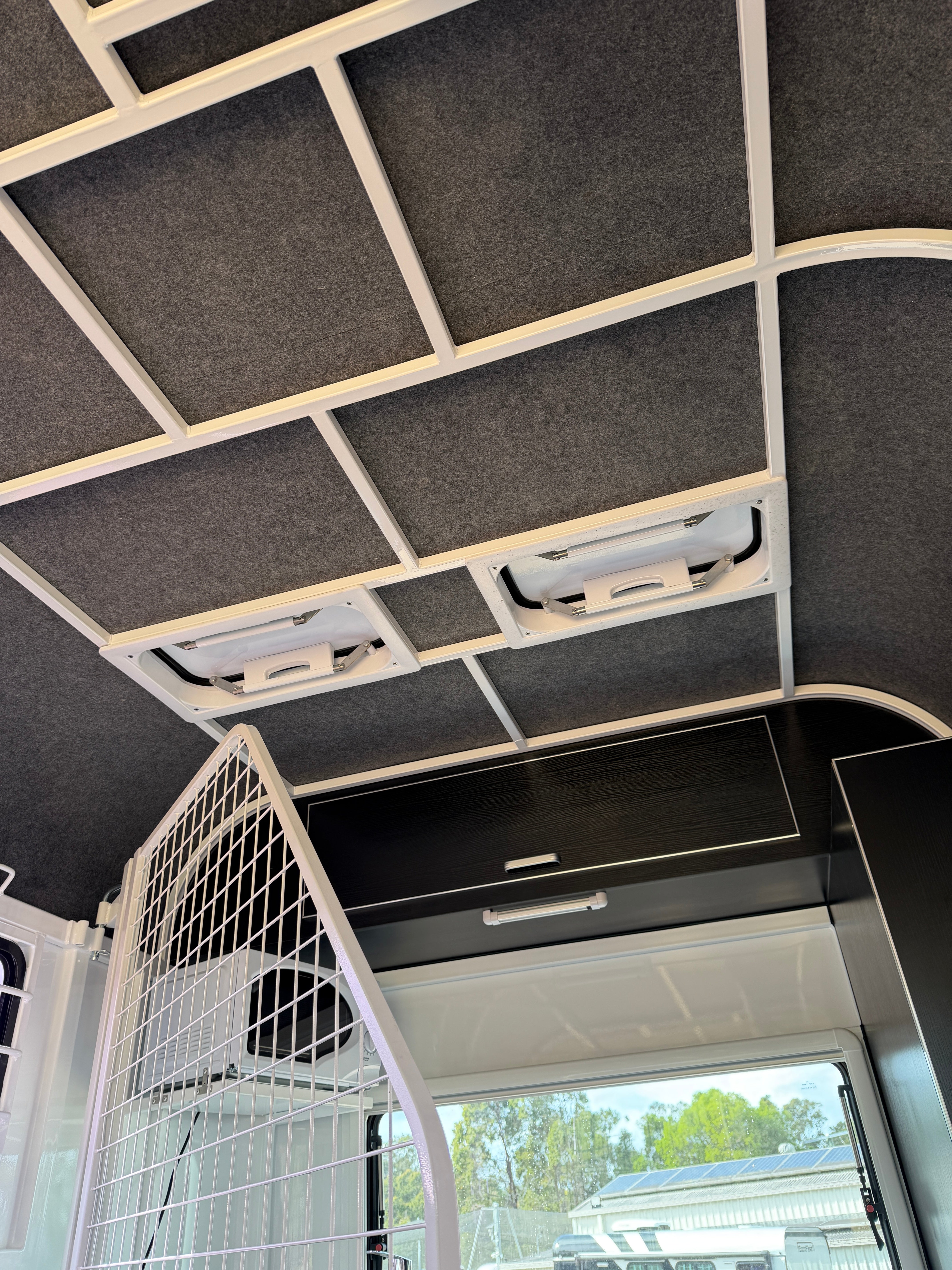 2 Horse Angle Load Camper Float L860 SN Classic