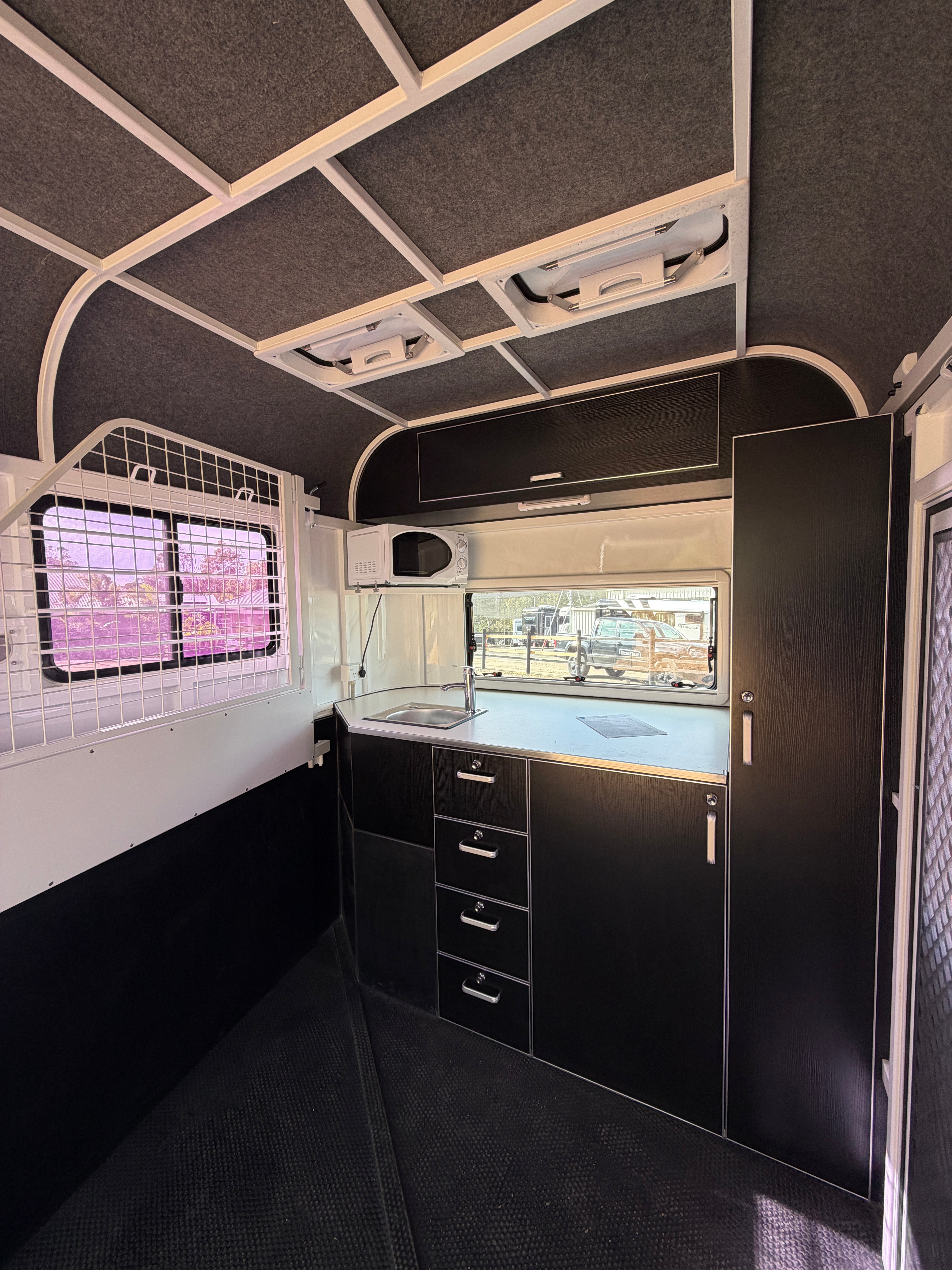 2 Horse Angle Load Camper Float L860 SN Classic