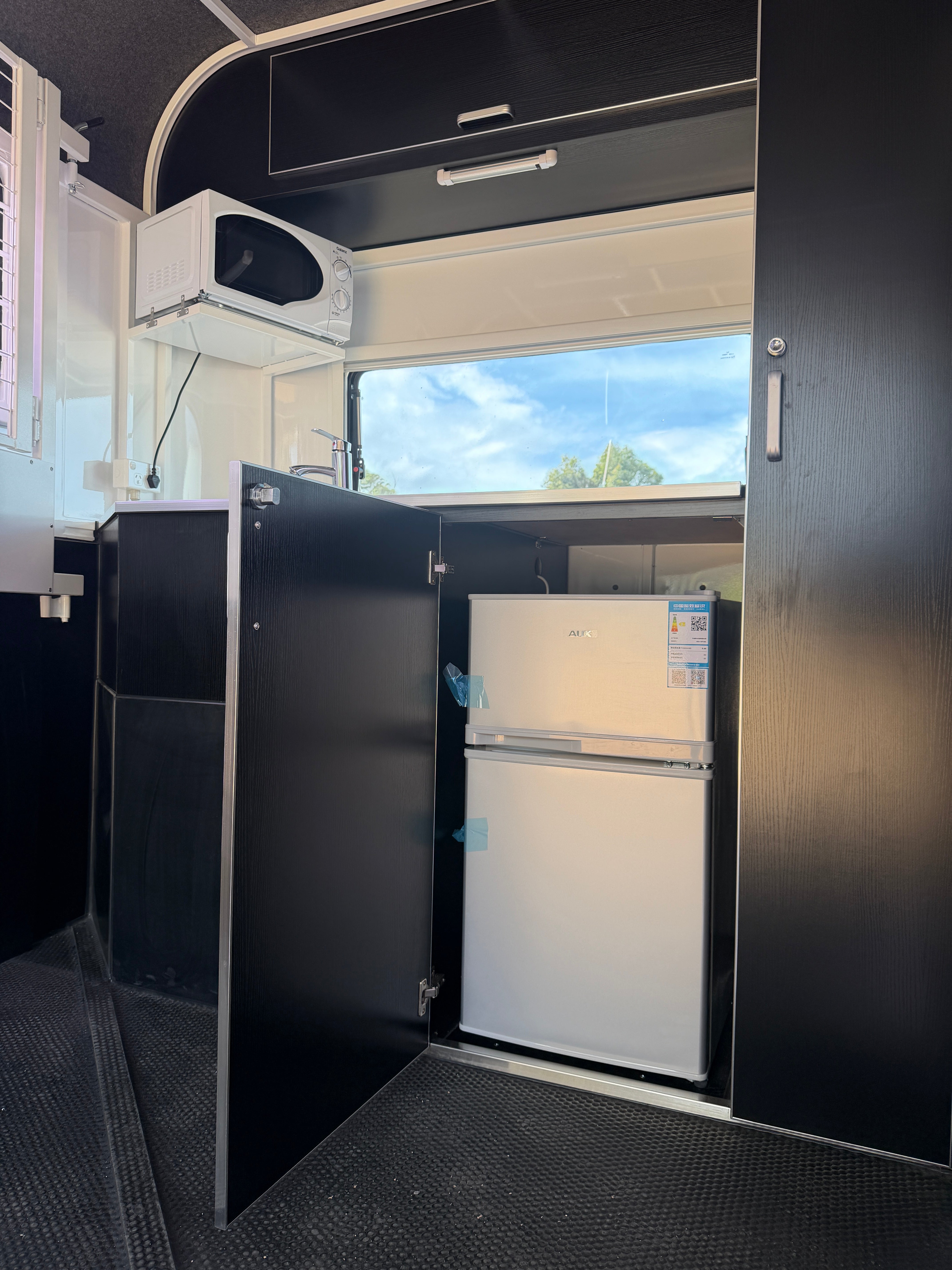 2 Horse Angle Load Camper Float L860 SN Classic
