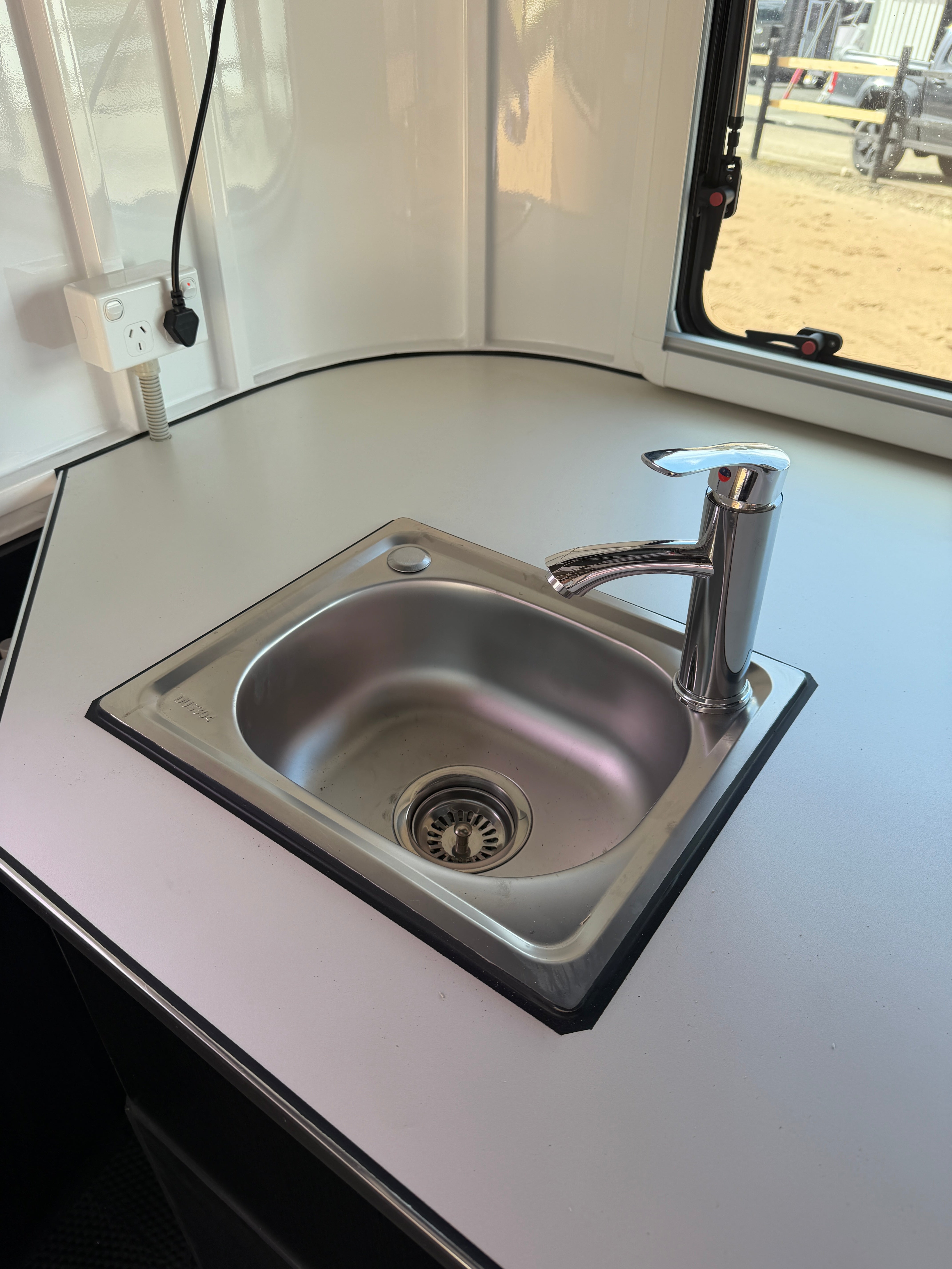2 Horse Angle Load Camper Float L860 SN Classic
