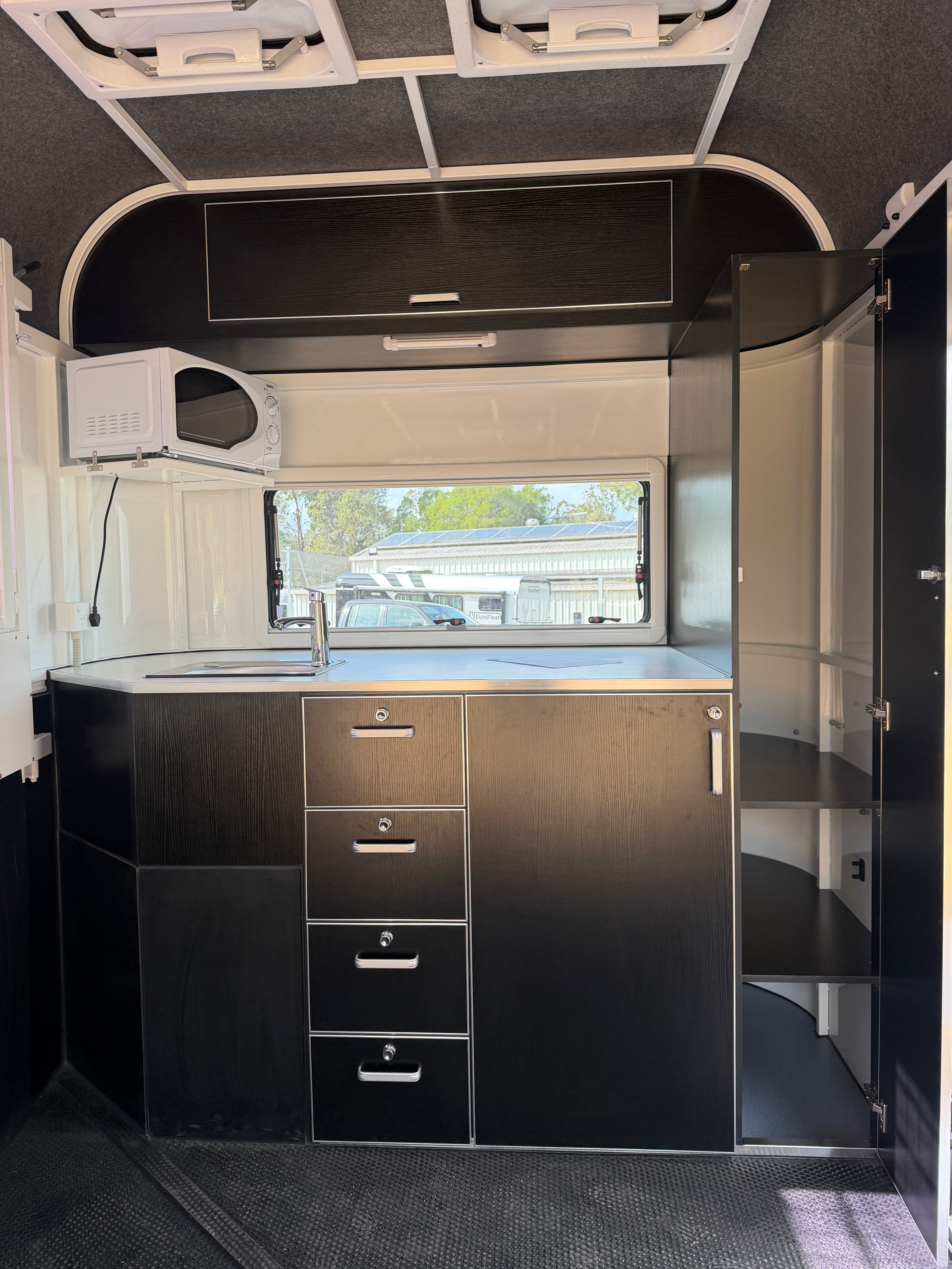 2 Horse Angle Load Camper Float L860 SN Classic