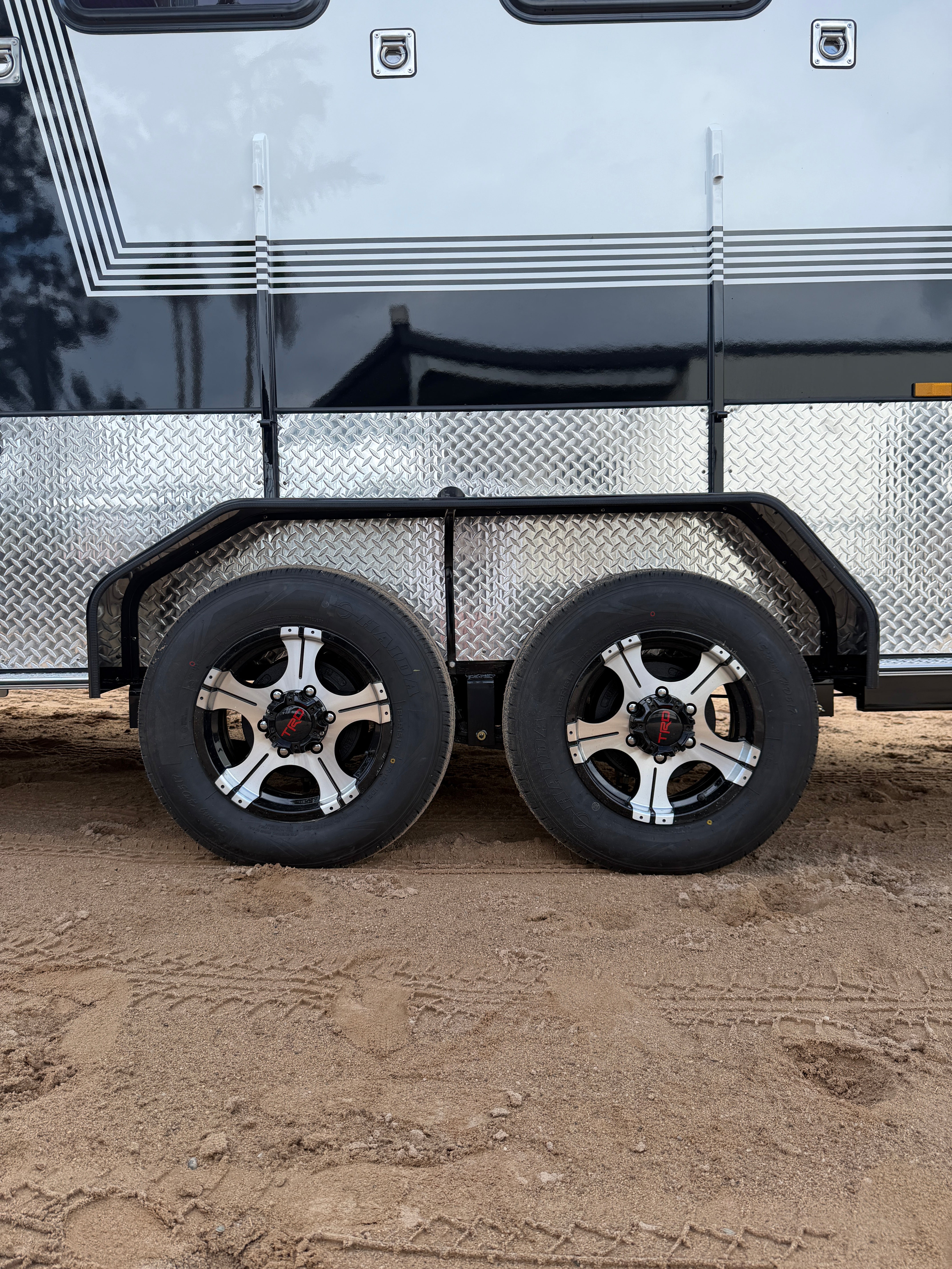 2 Horse Angle Load Camper Float L860 SN Classic