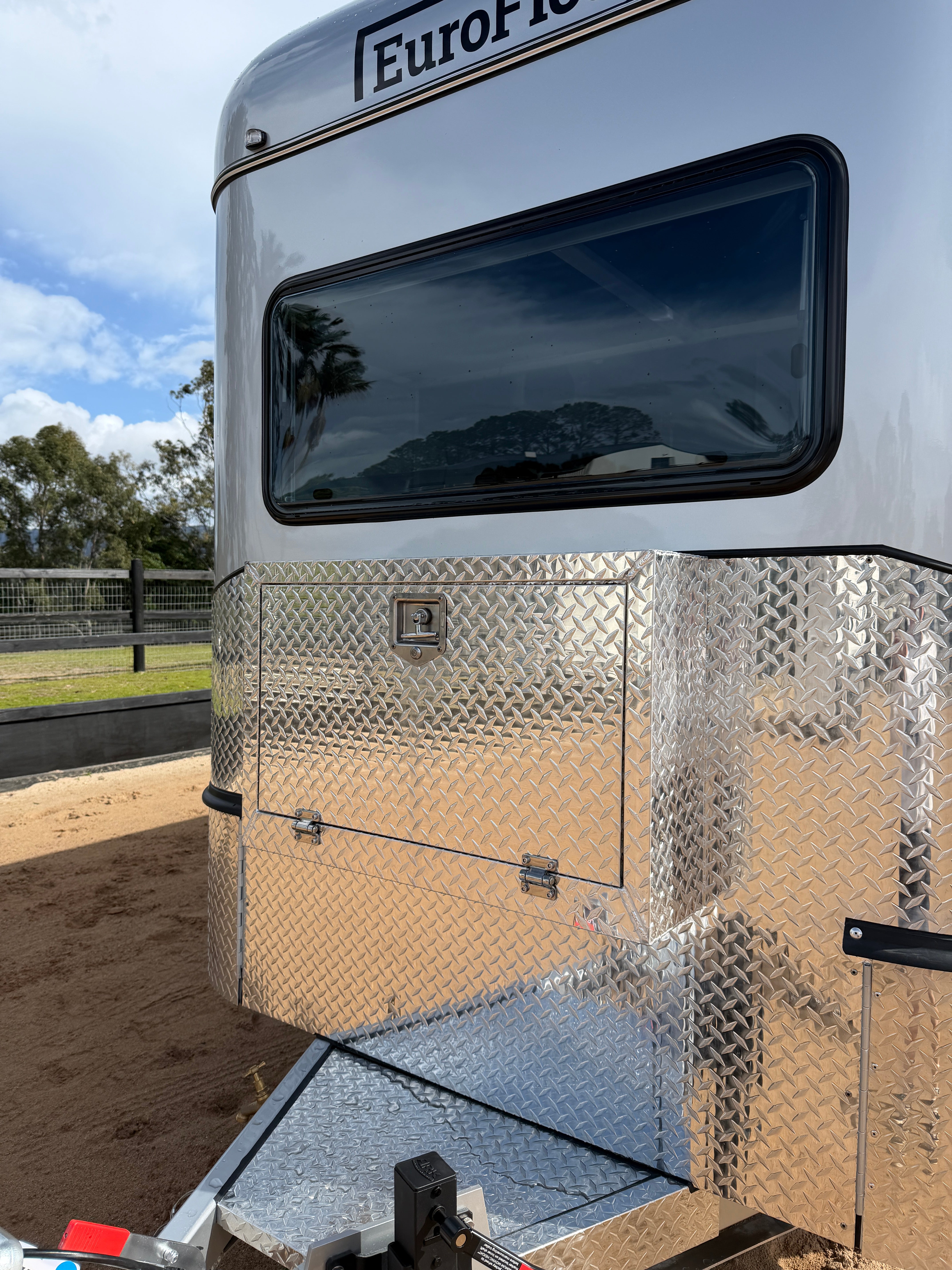 2 Horse Angle Load Camper Float L860 SN Classic