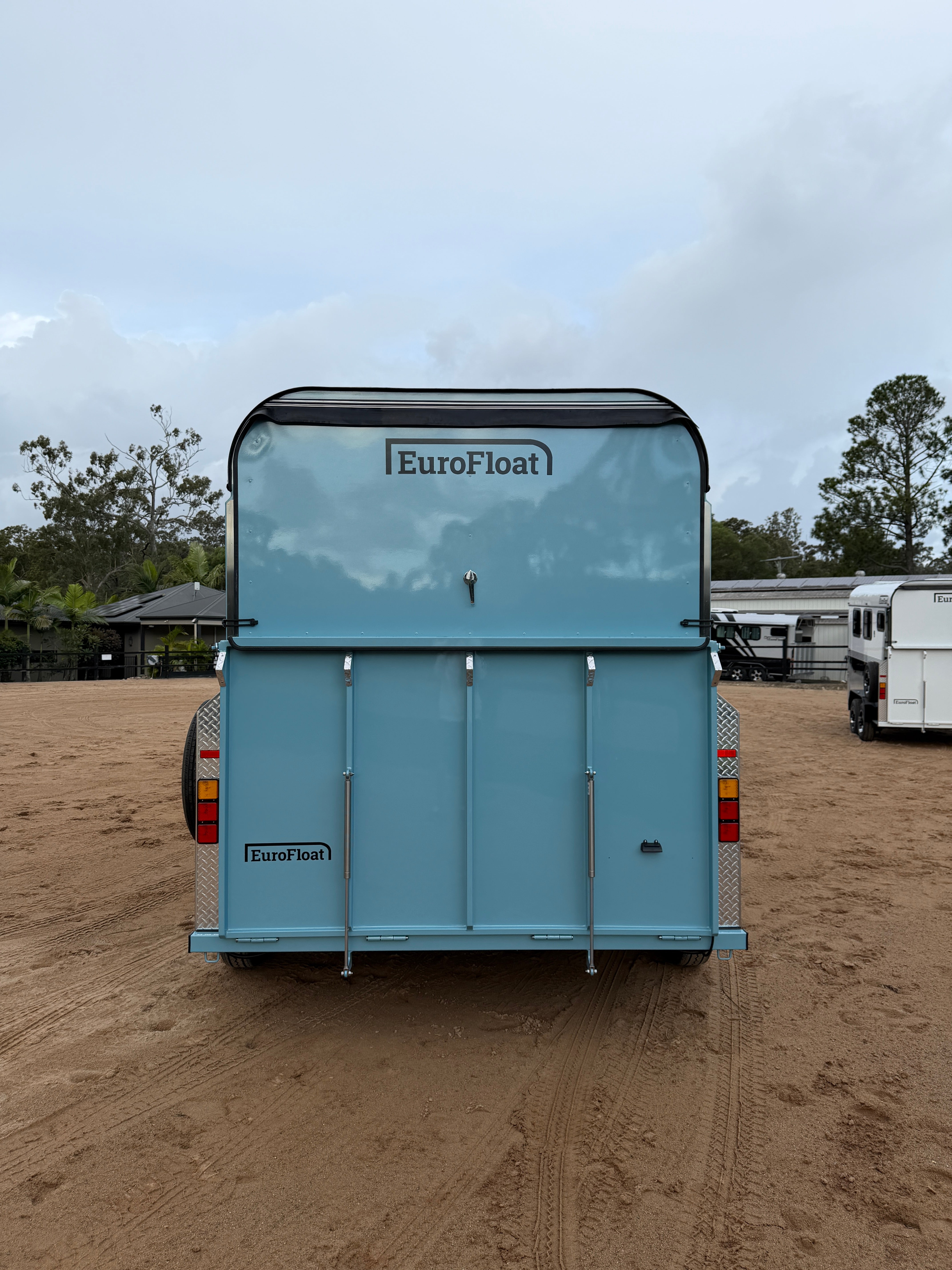 2 Horse Angle Load Camper Float L860 SN