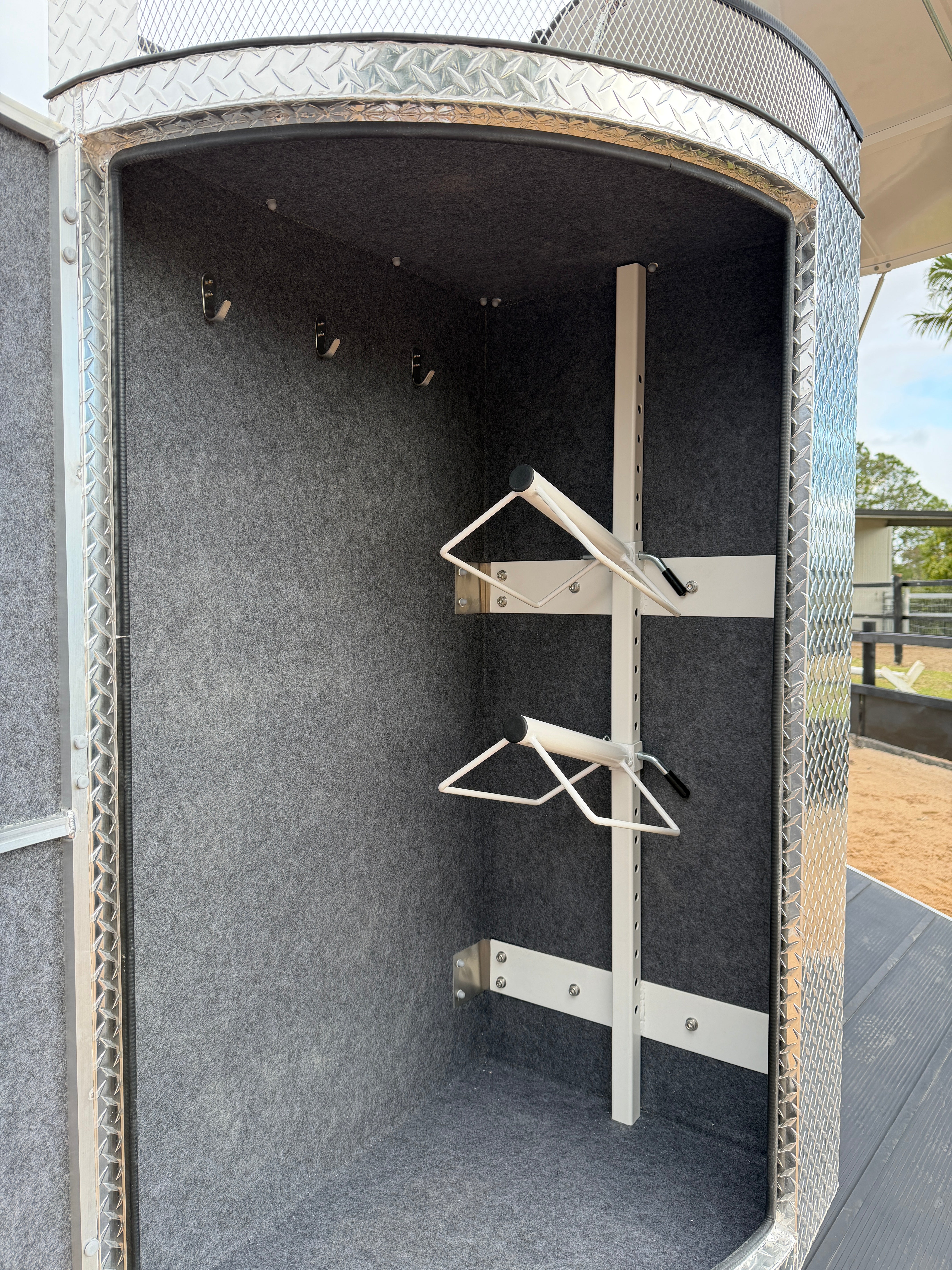 2 Horse Angle Load Camper Float L860 SN