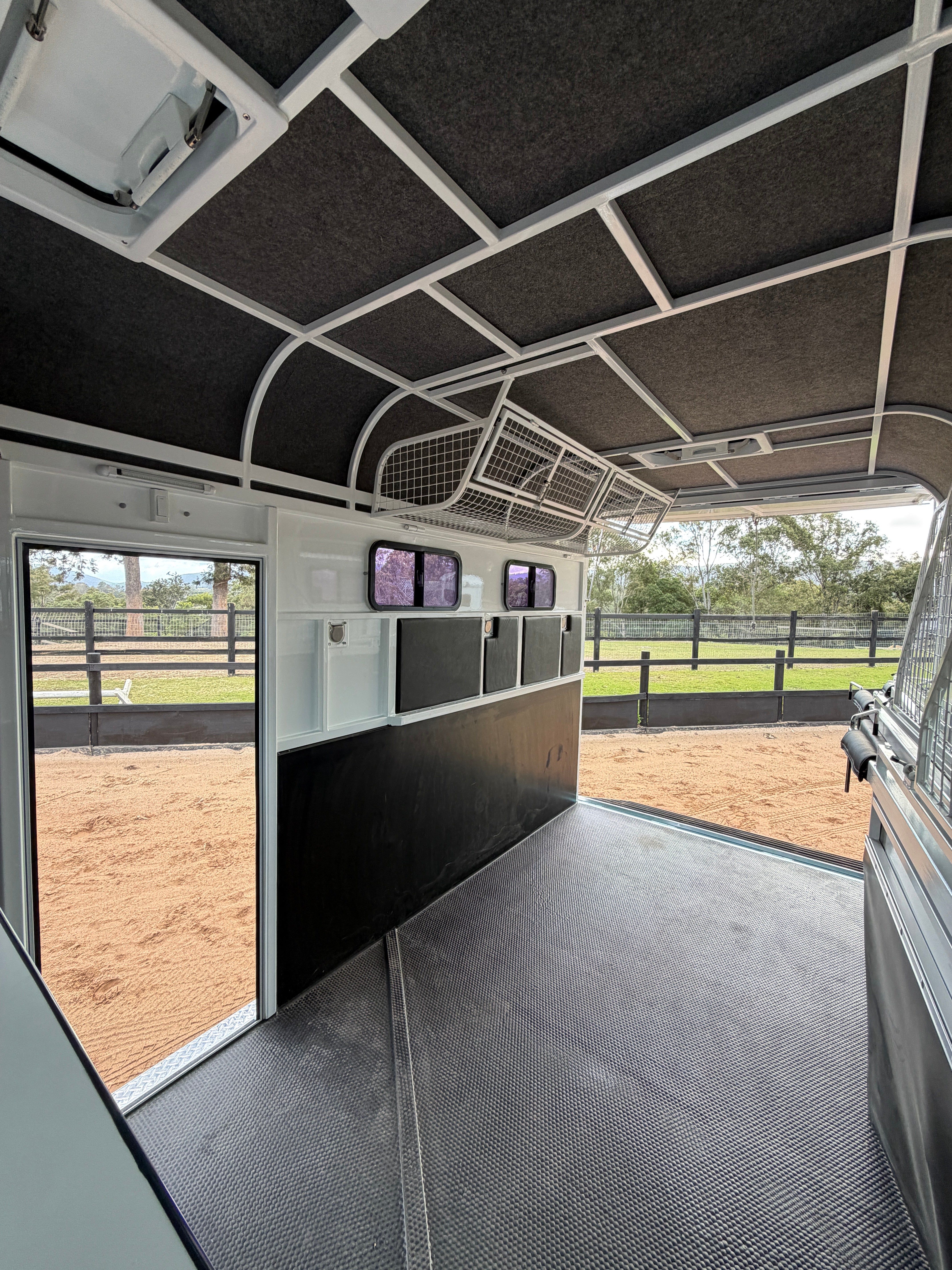2 Horse Angle Load Camper Float L860 SN