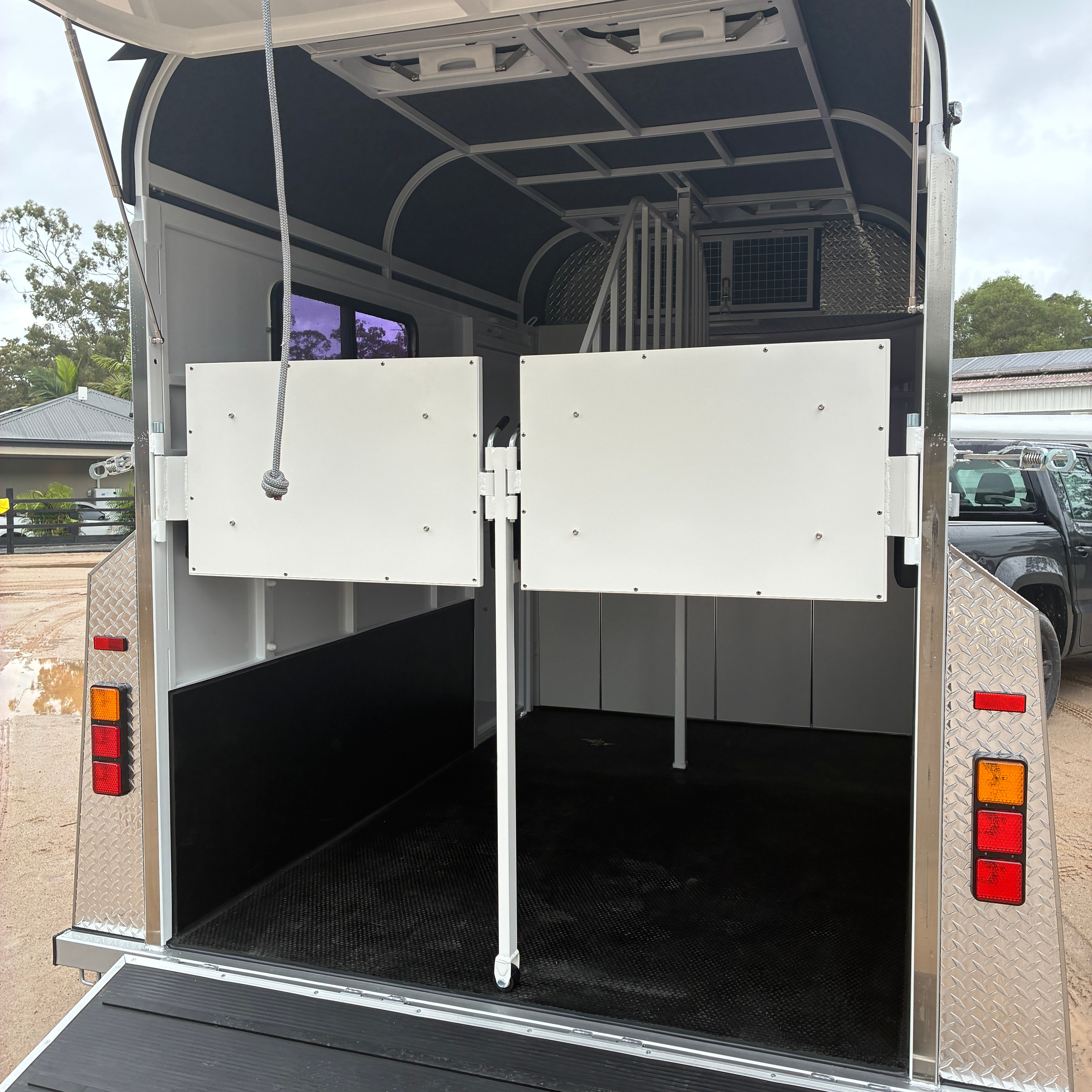 2 Horse Straight Load Float L400 RN Classic