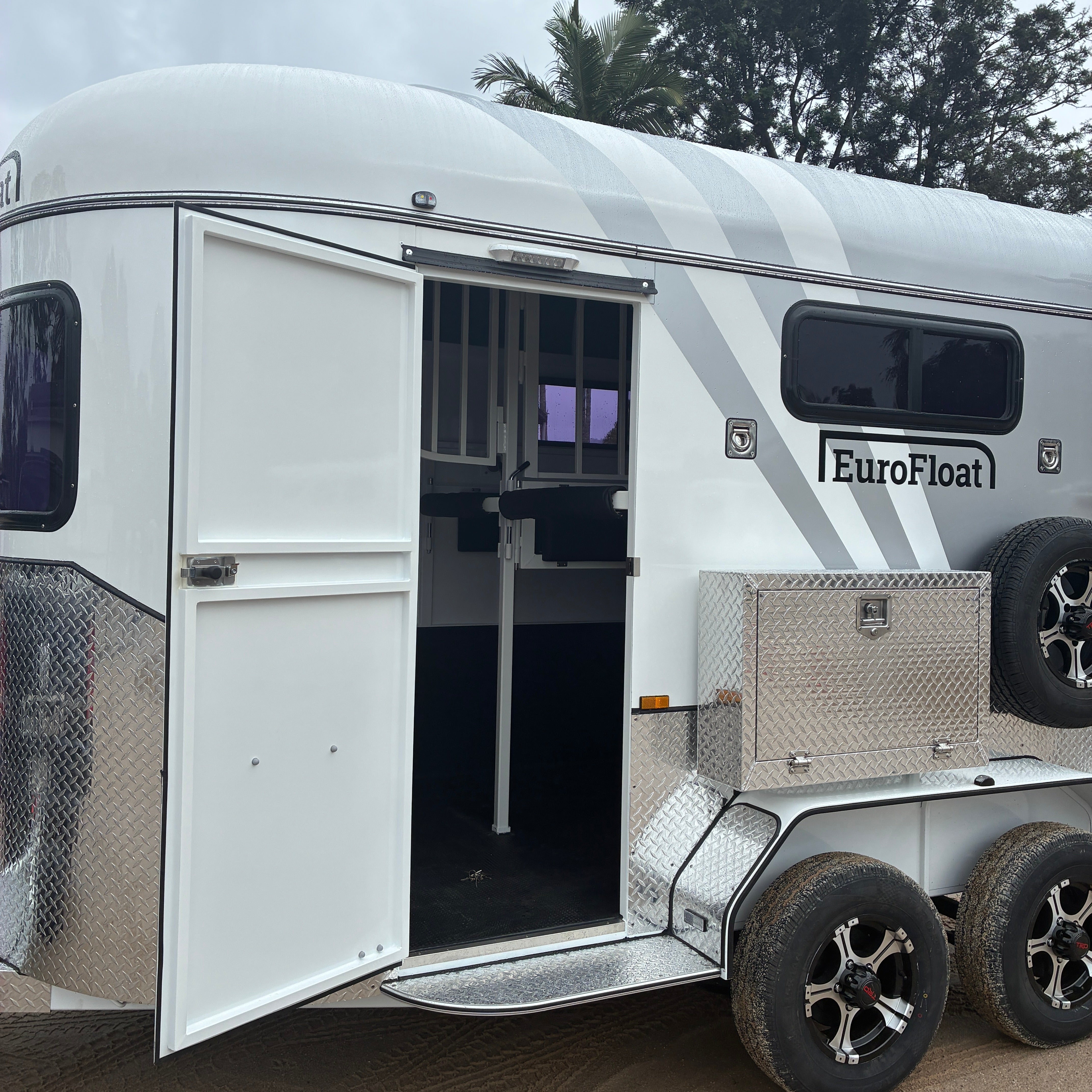 2 Horse Straight Load Float L400 RN Classic