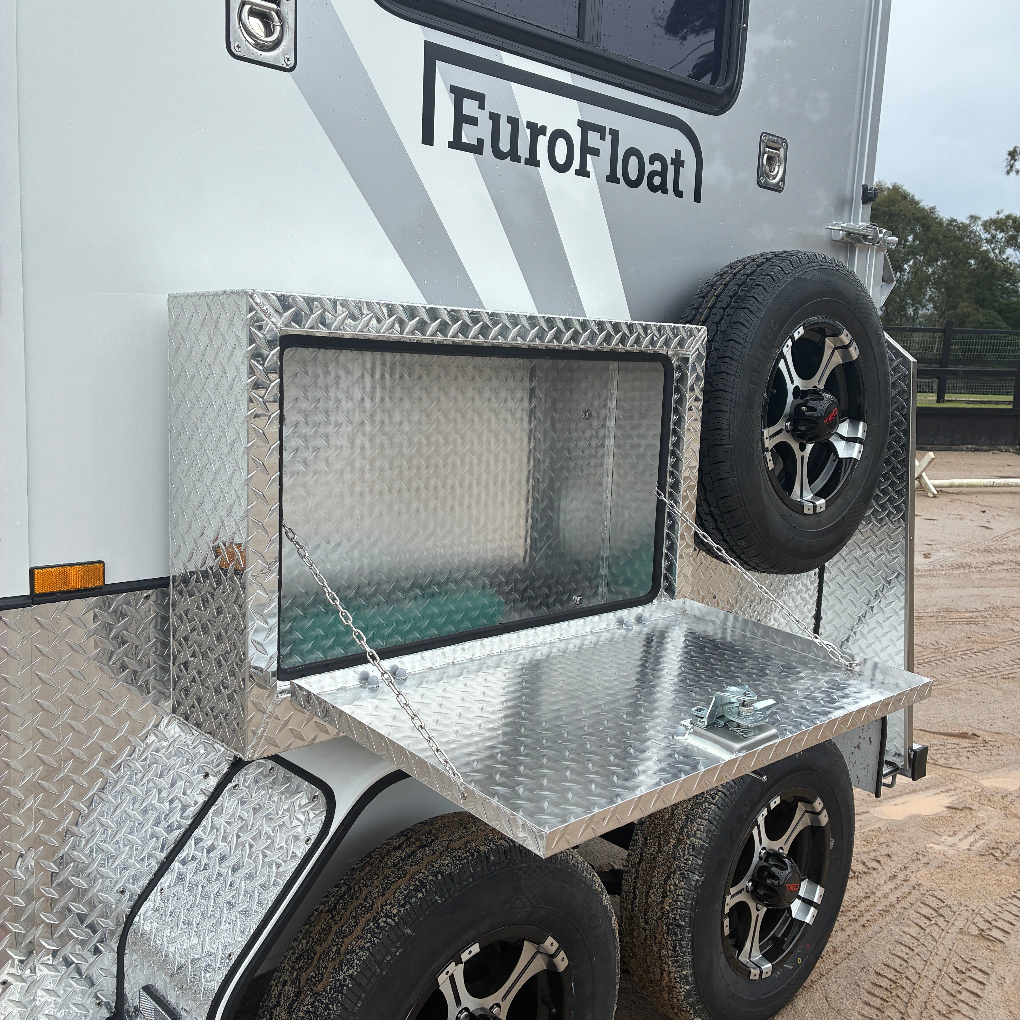 2 Horse Straight Load Float L400 RN Classic