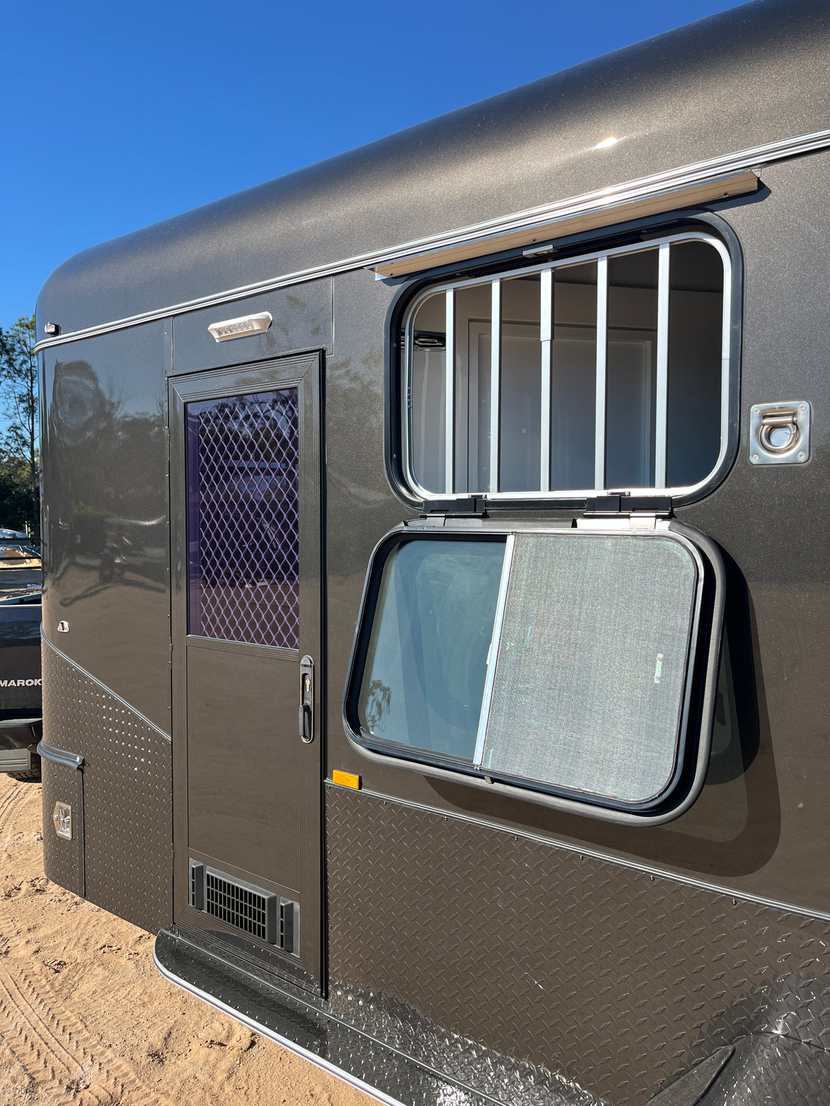 2 Horse Angle Load Camper Float Mid Overnighter SN 2.0