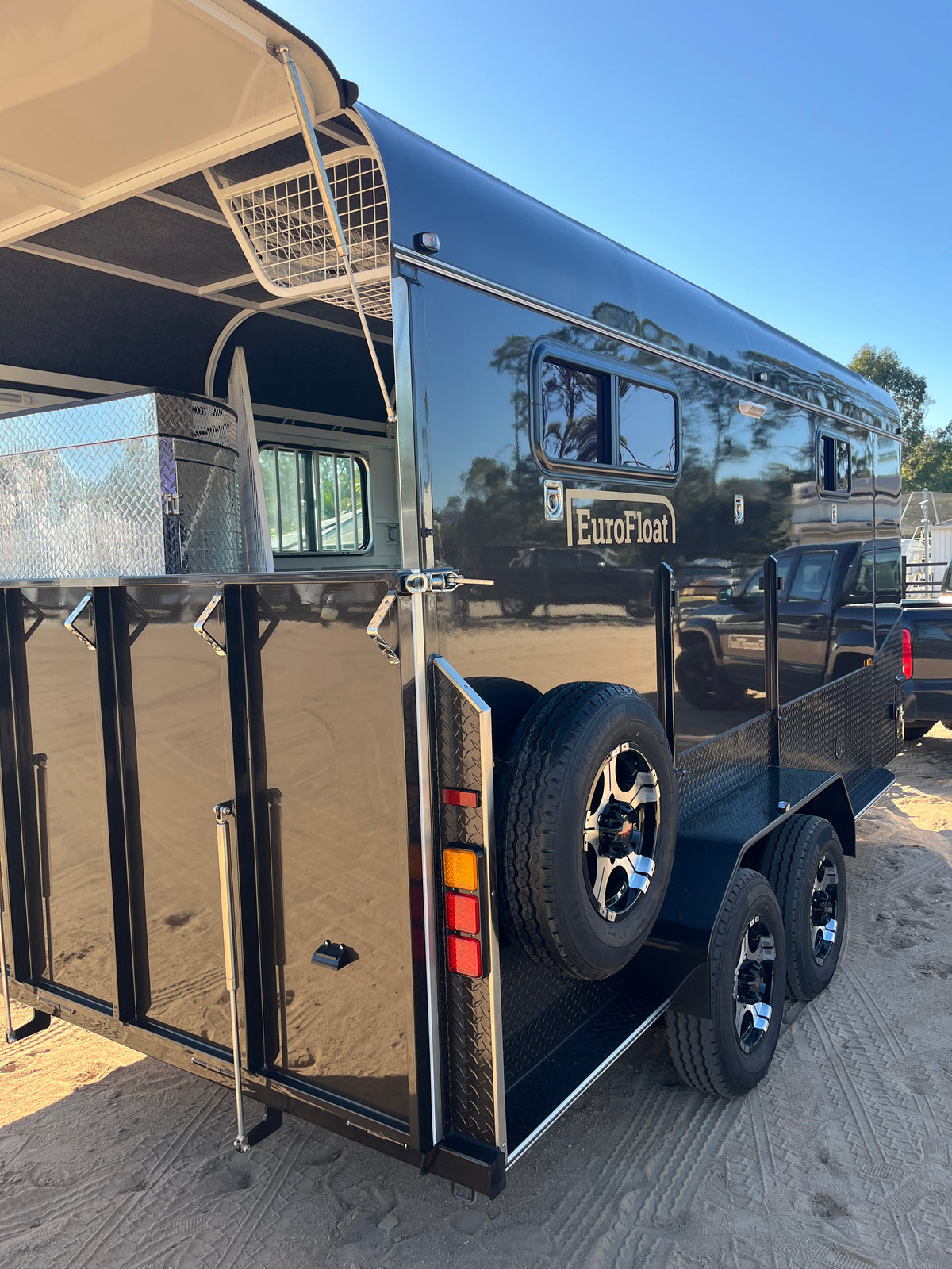 2 Horse Angle Load Camper Float Mid Overnighter SN 2.0