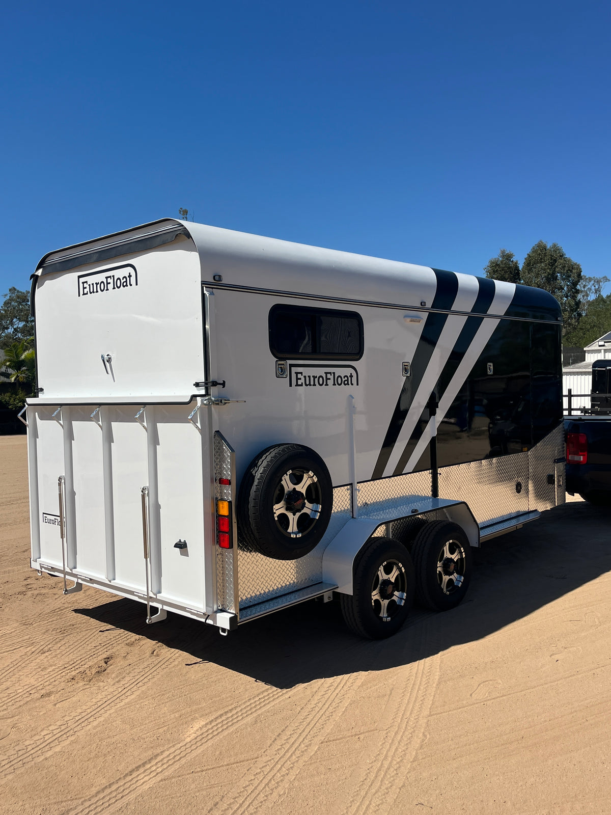 2 Horse Angle Load Camper Float Mid Overnighter SN 2.1