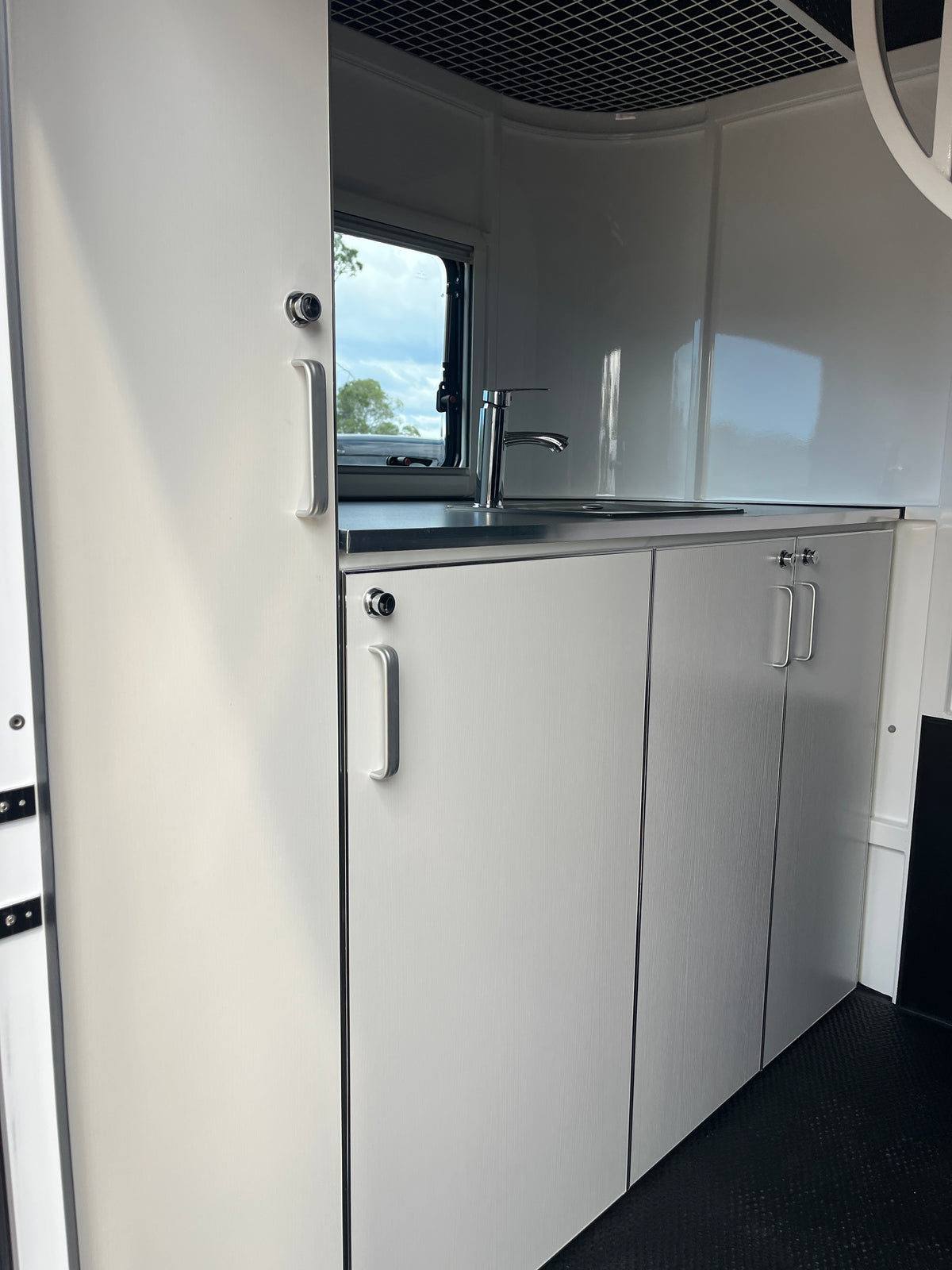 2 Horse Straight Load Camper Float L600 SN