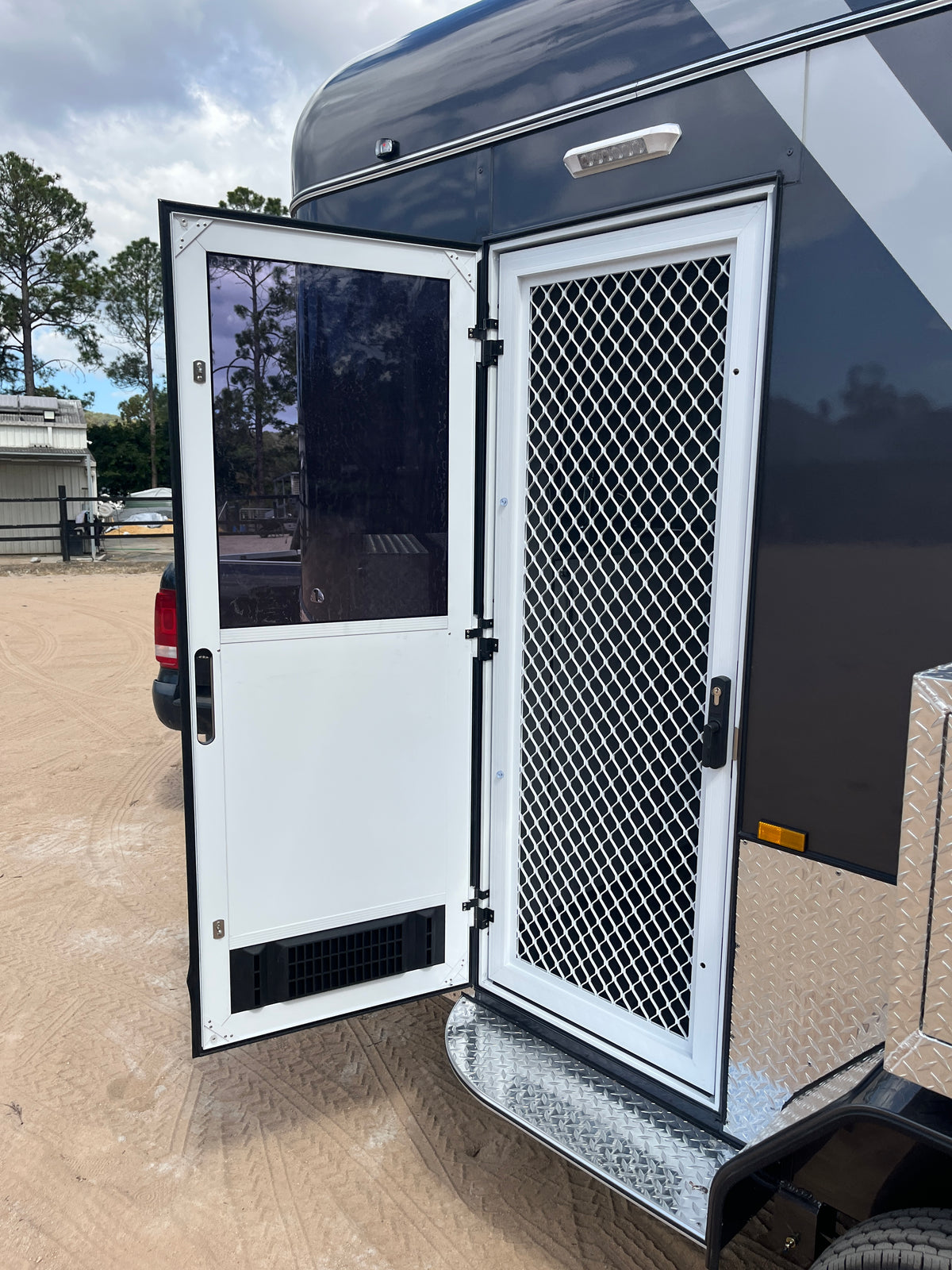 2 Horse Straight Load Camper Float L600 SN