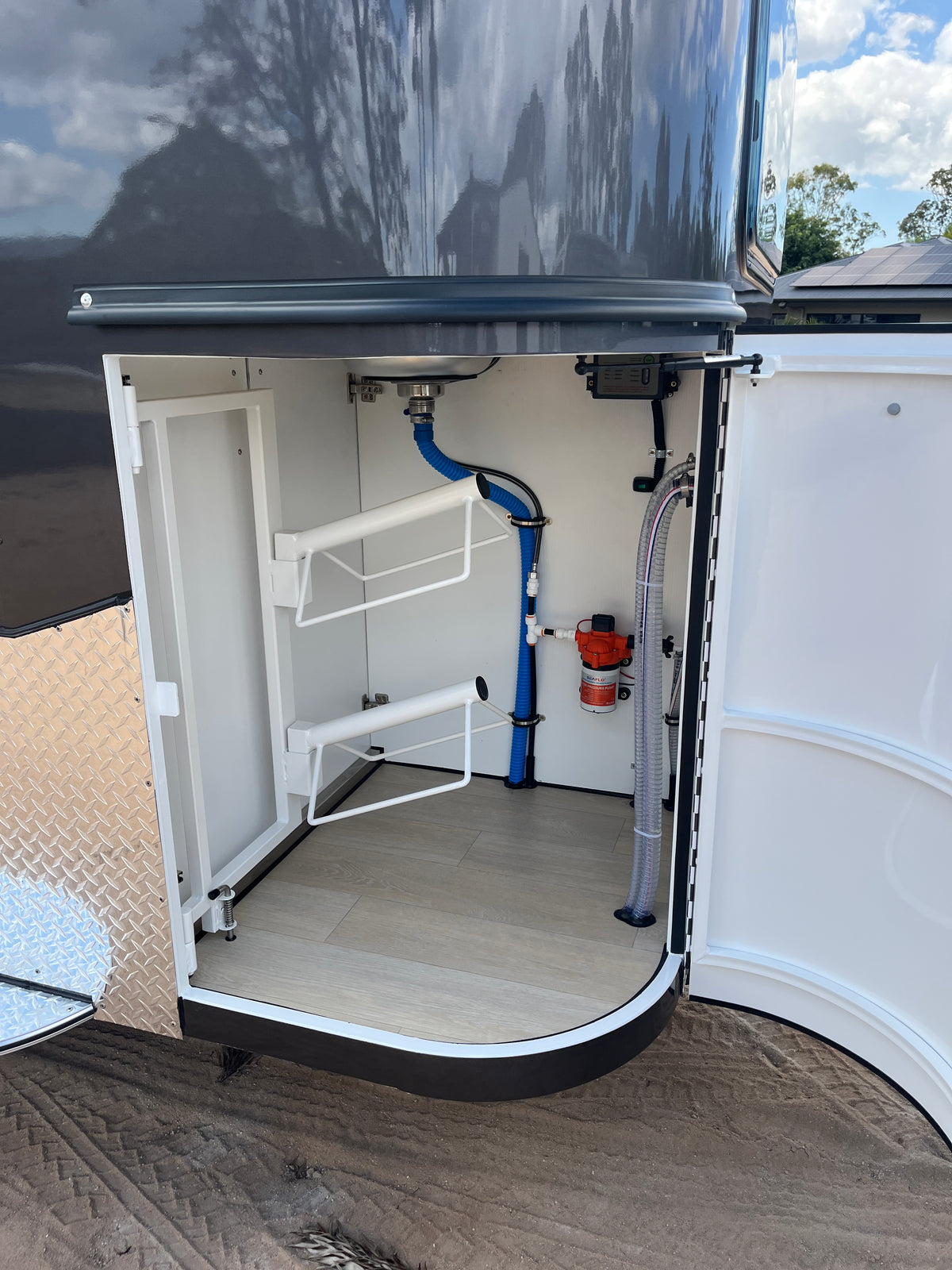 2 Horse Straight Load Camper Float L600 SN