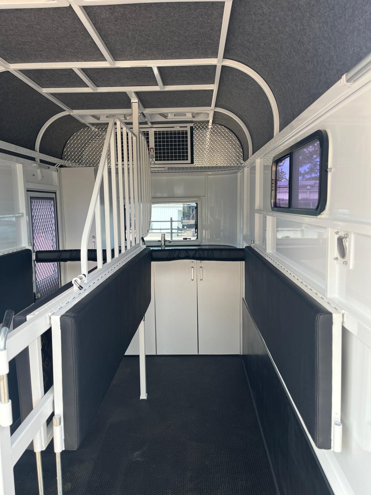 2 Horse Straight Load Camper Float L600 SN
