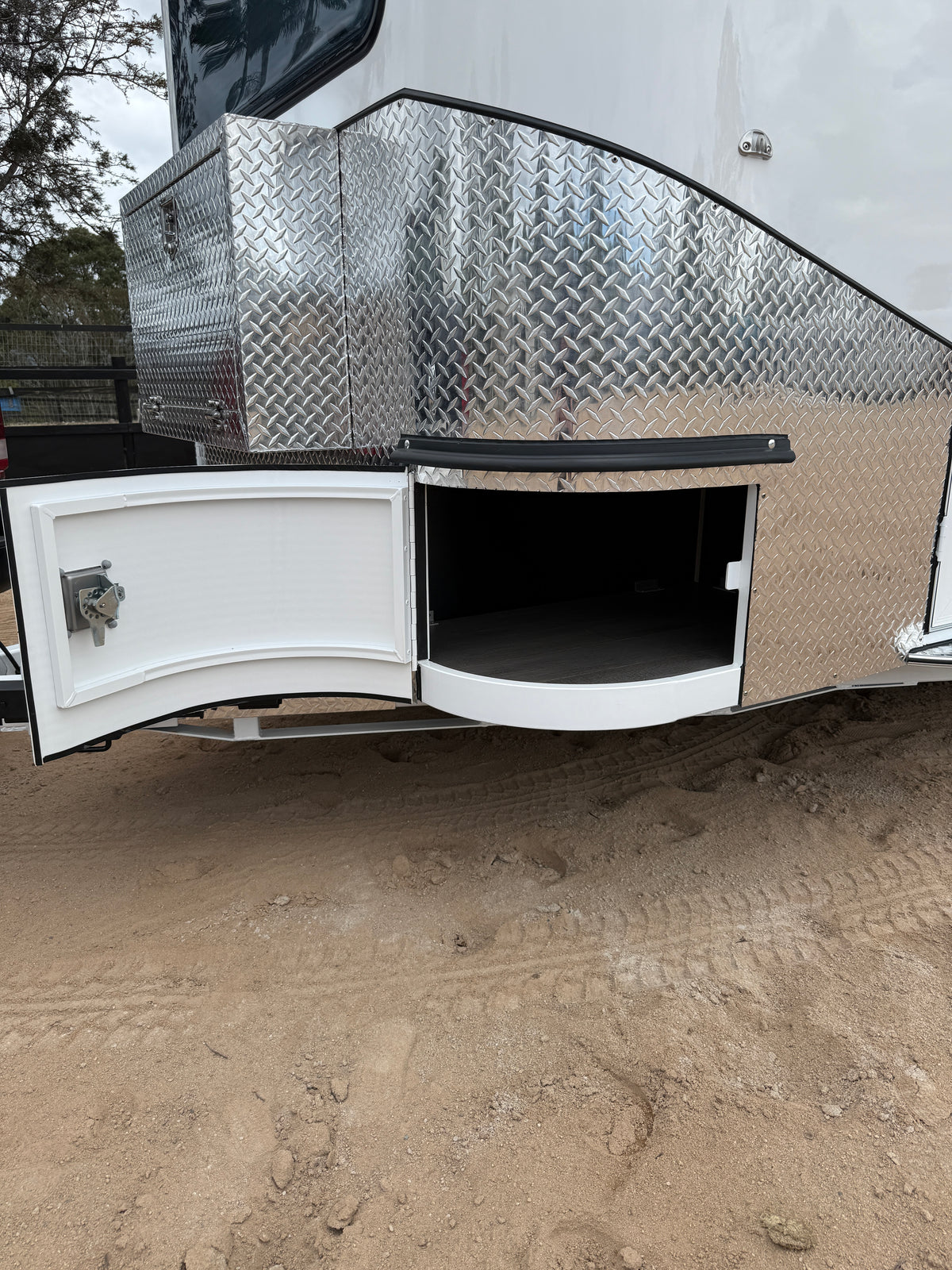 2 Horse Angle Load Camper Float Compact Overnighter SN 2.0