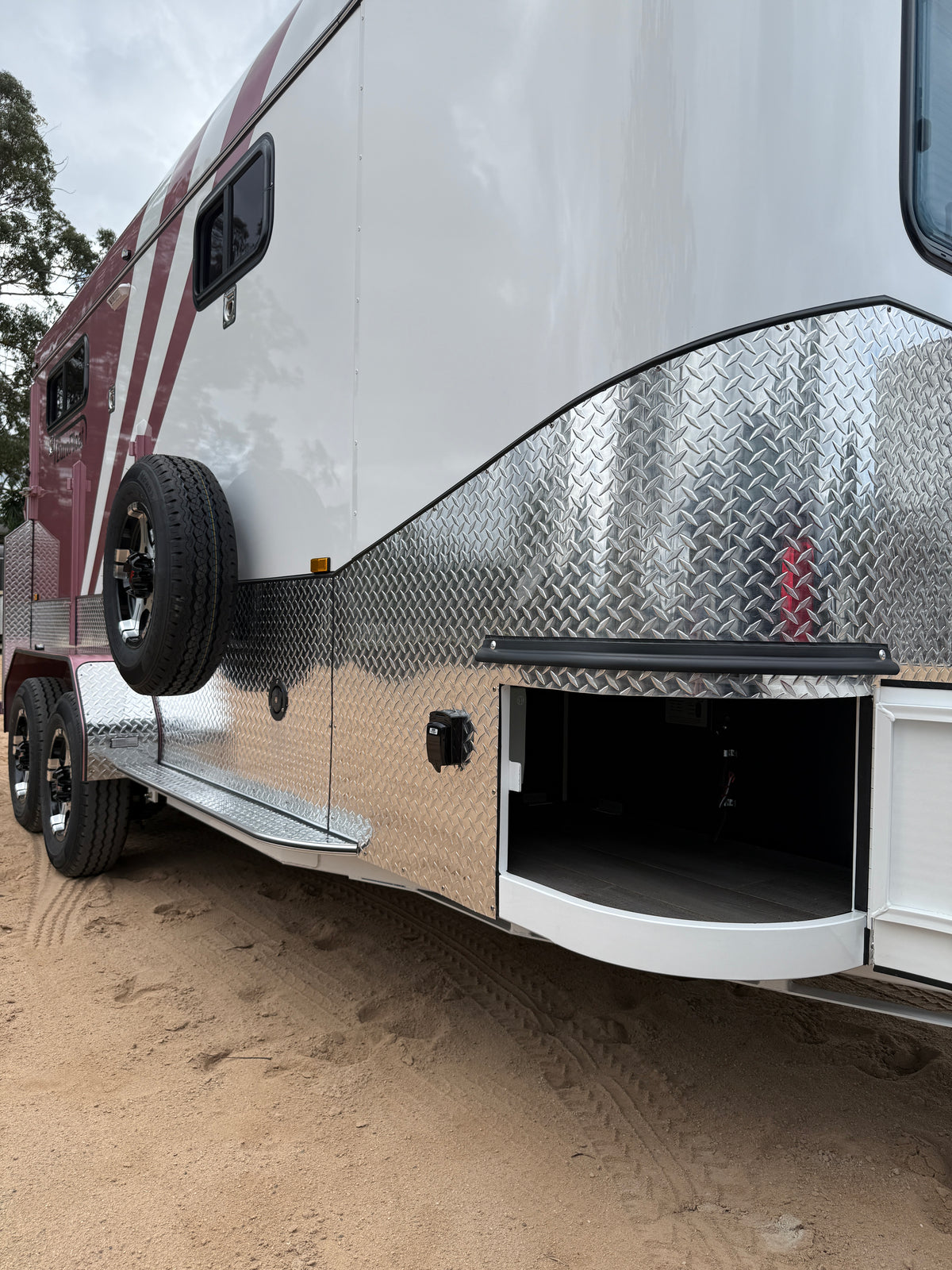 2 Horse Angle Load Camper Float Compact Overnighter SN 2.0