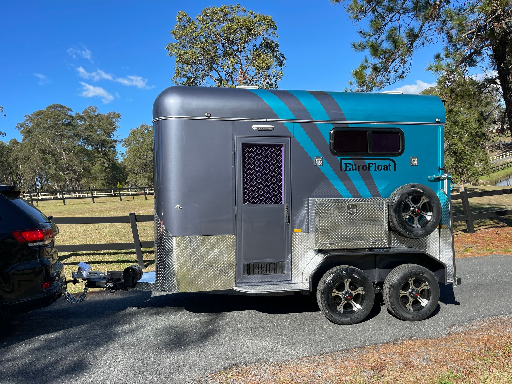 2 Horse Straight Load Camper Float L500 SN