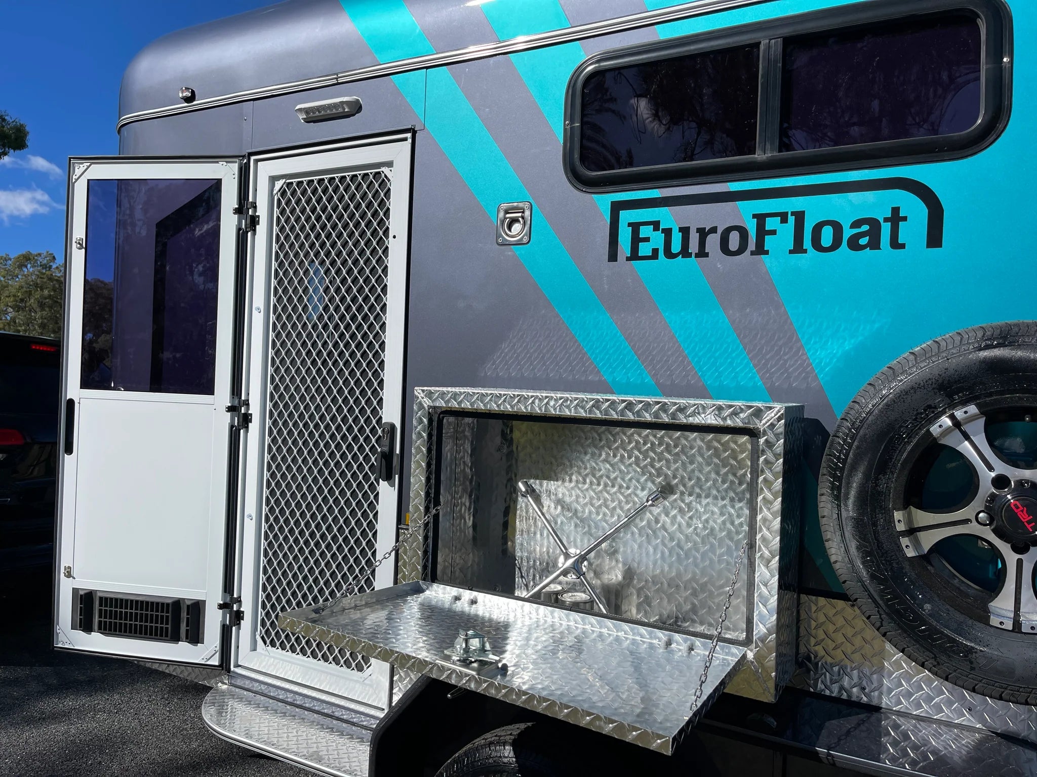 2 Horse Straight Load Camper Float L500 SN
