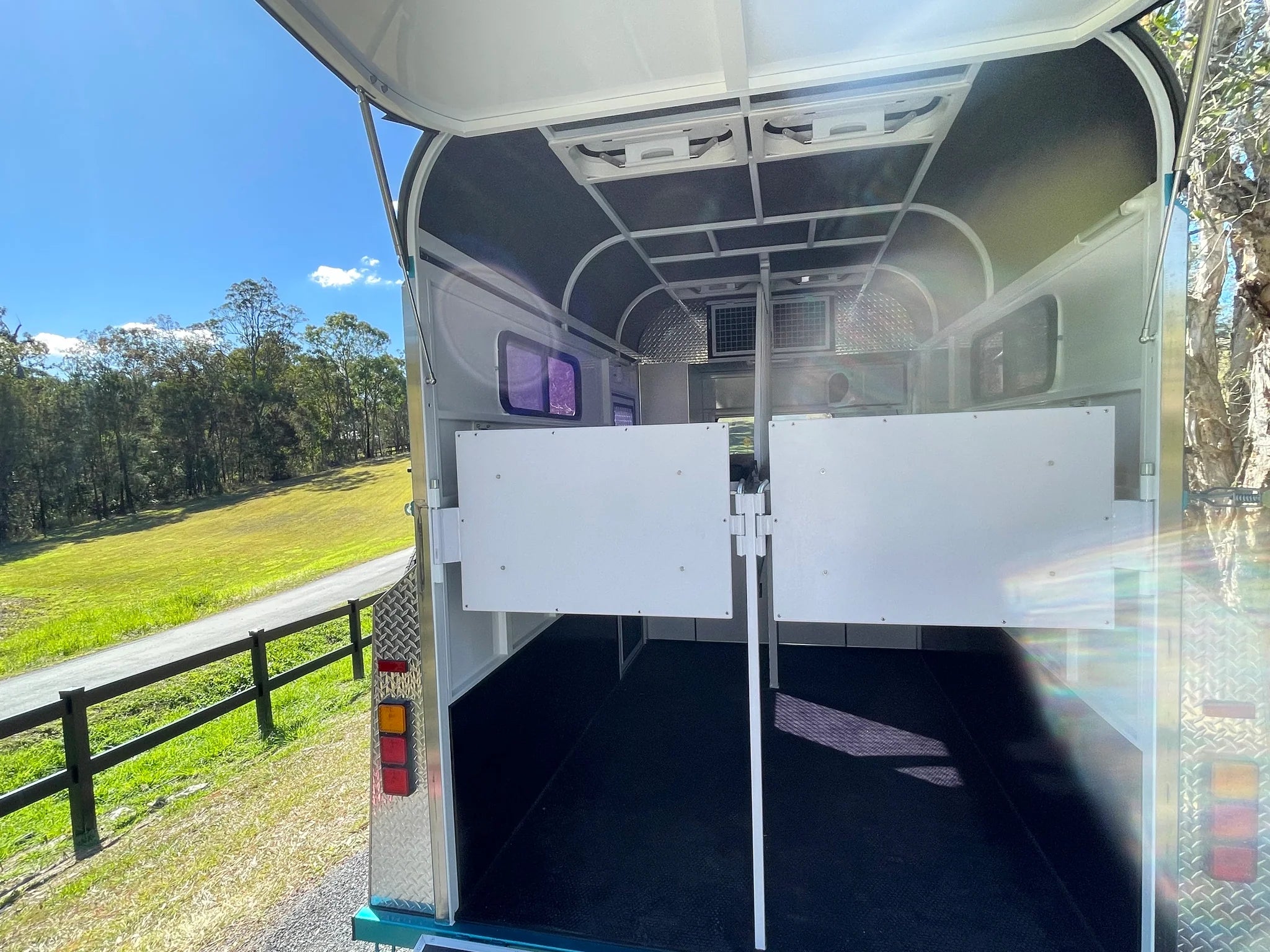 2 Horse Straight Load Camper Float L500 SN