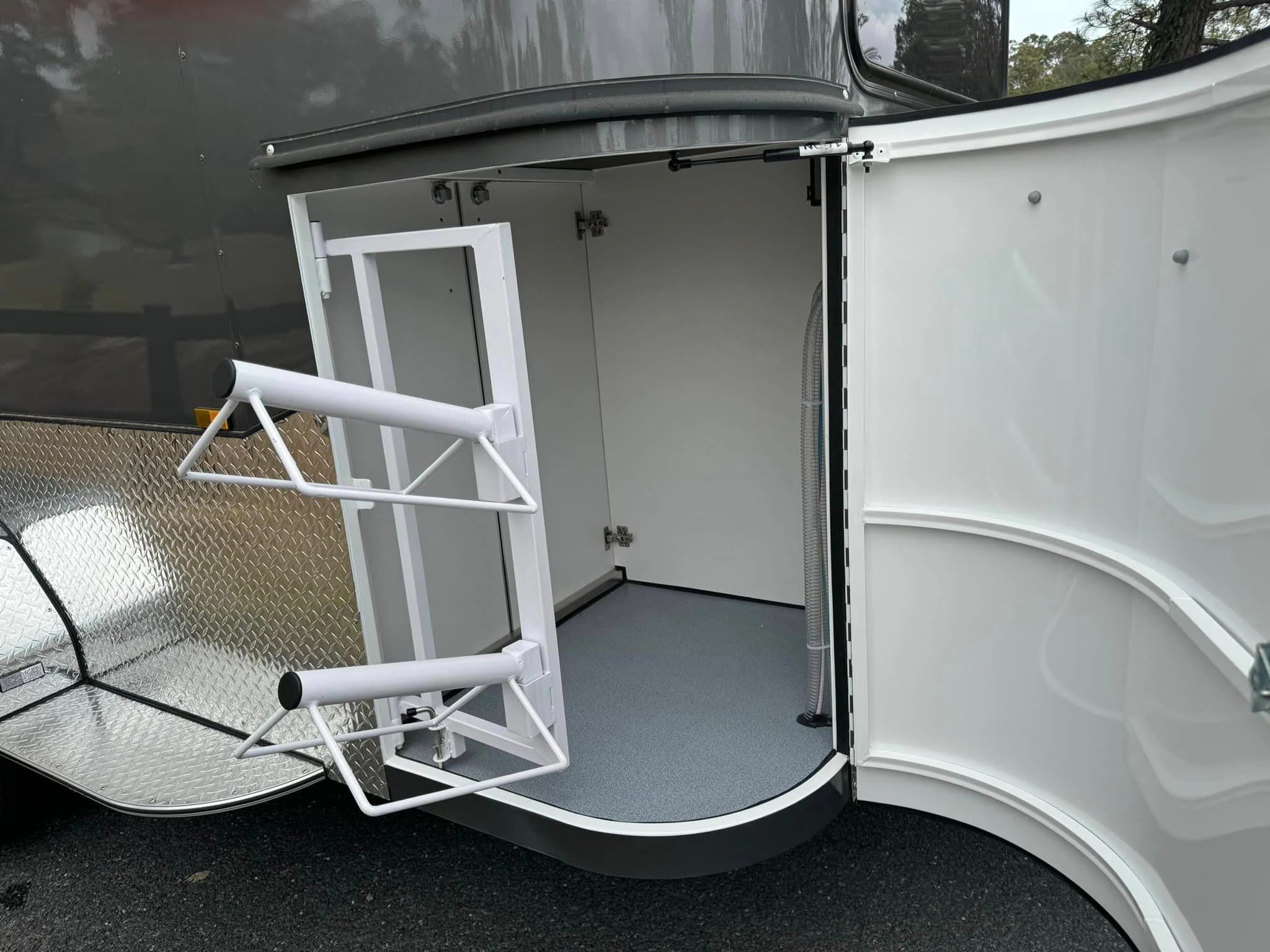 2 Horse Straight Load Float L500 SN