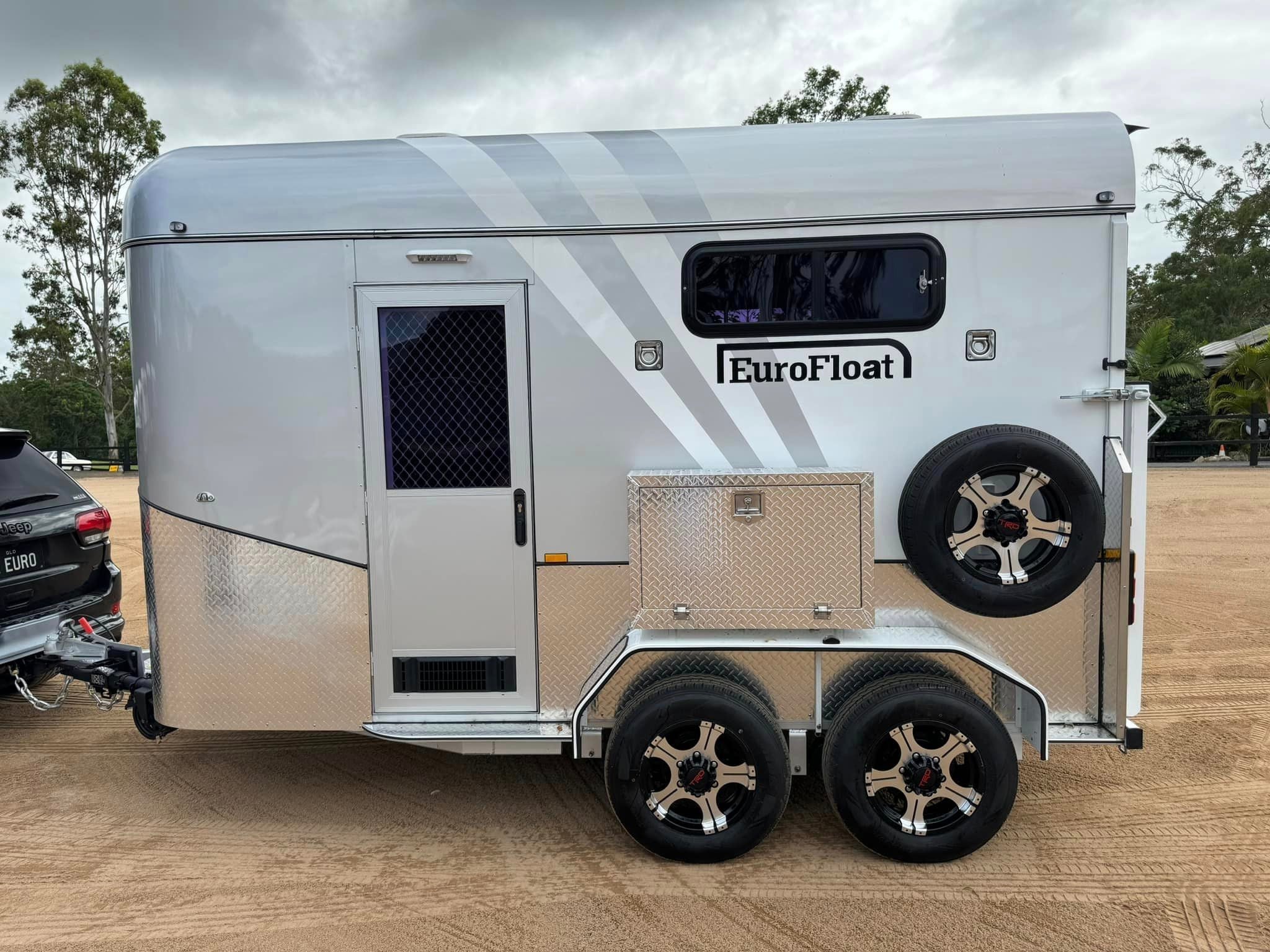 2 Horse Straight Load Camper Float L600 WB SN