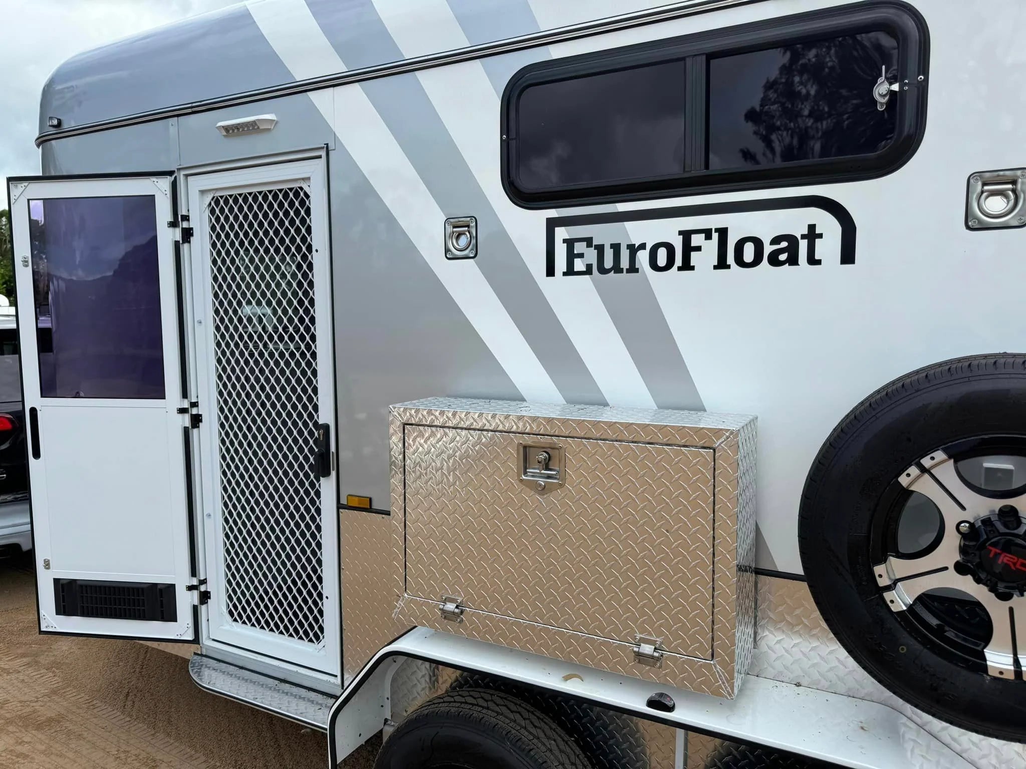 2 Horse Straight Load Camper Float L600 WB SN