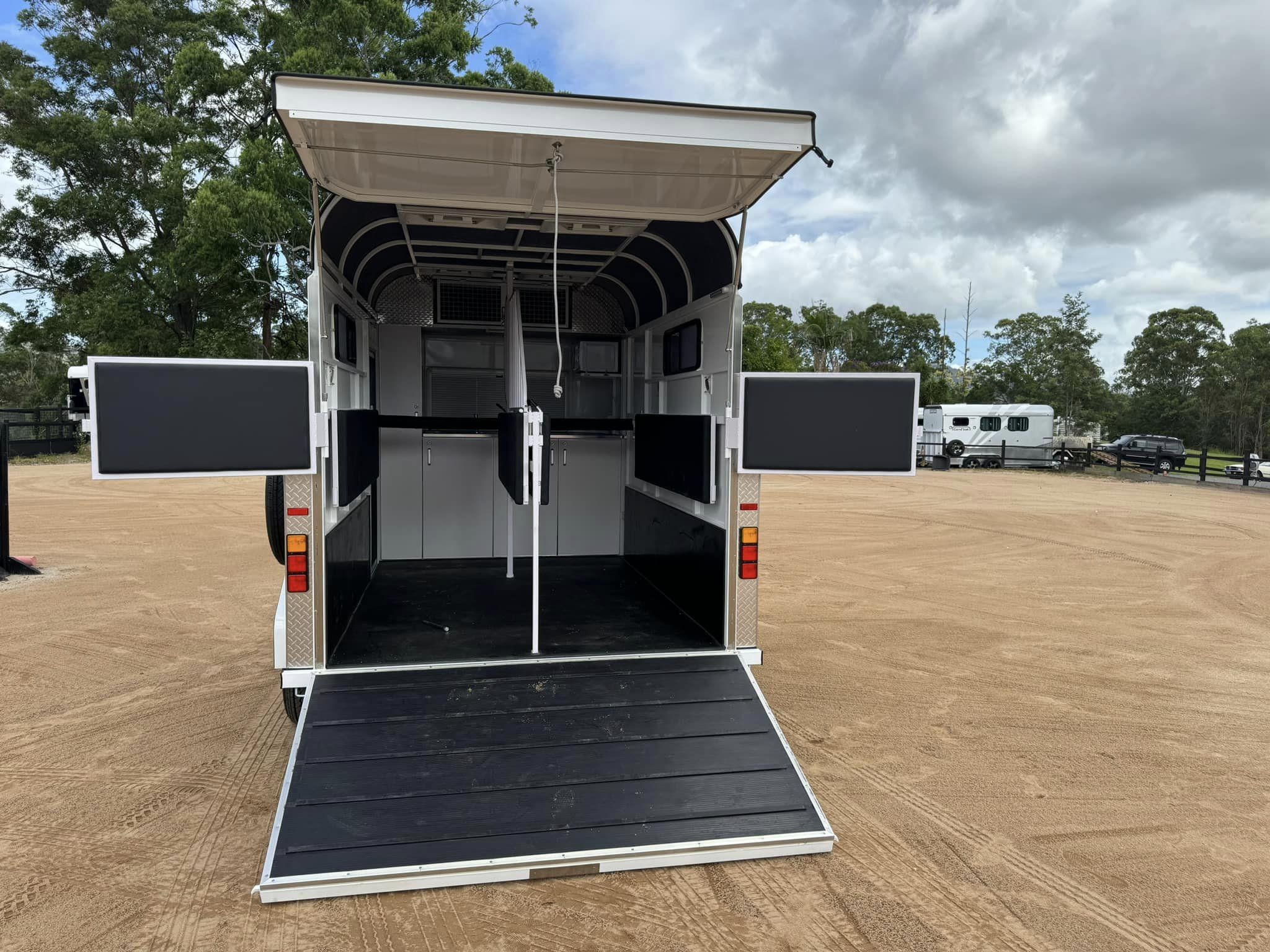 2 Horse Straight Load Camper Float L600 WB SN