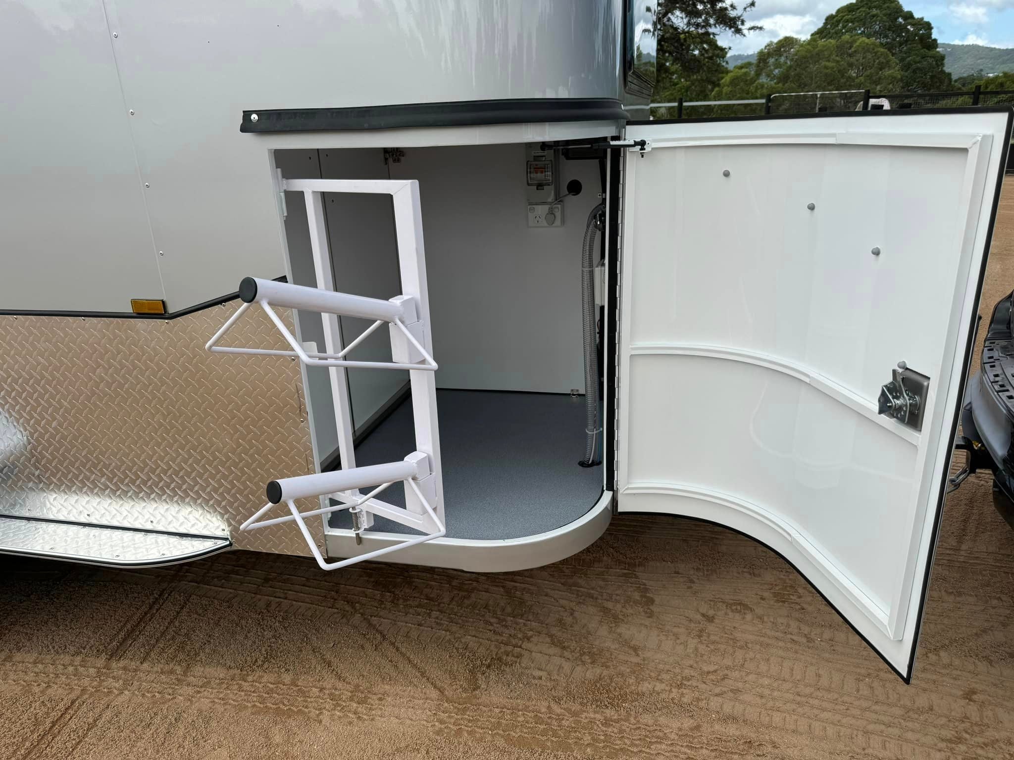 2 Horse Straight Load Camper Float L600 WB SN