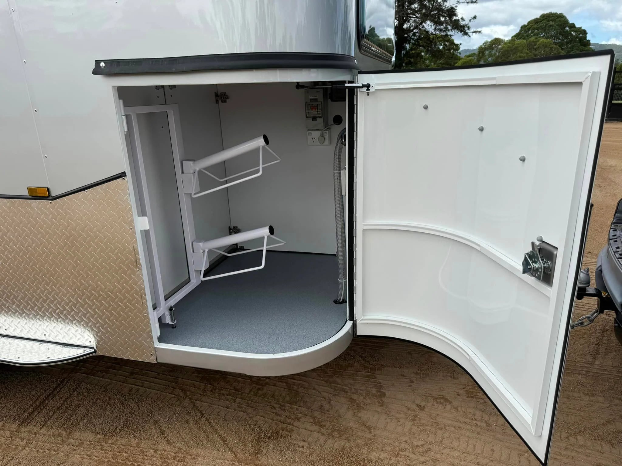 2 Horse Straight Load Camper Float L600 WB SN