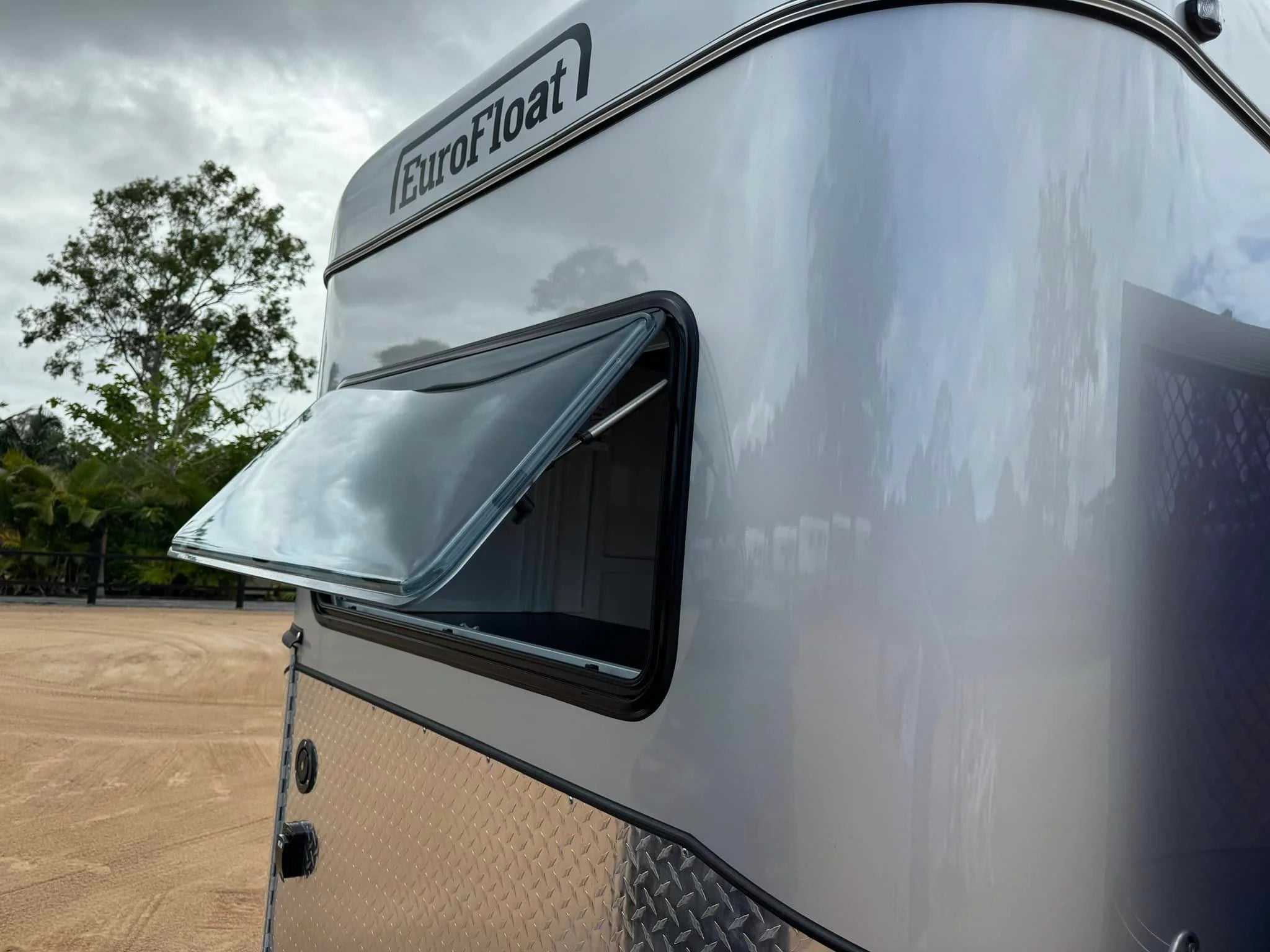 2 Horse Straight Load Camper Float L600 WB SN