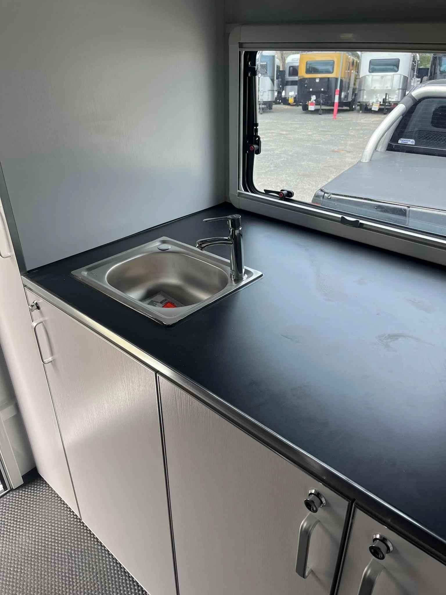 2 Horse Straight Load Camper Float L600 SN
